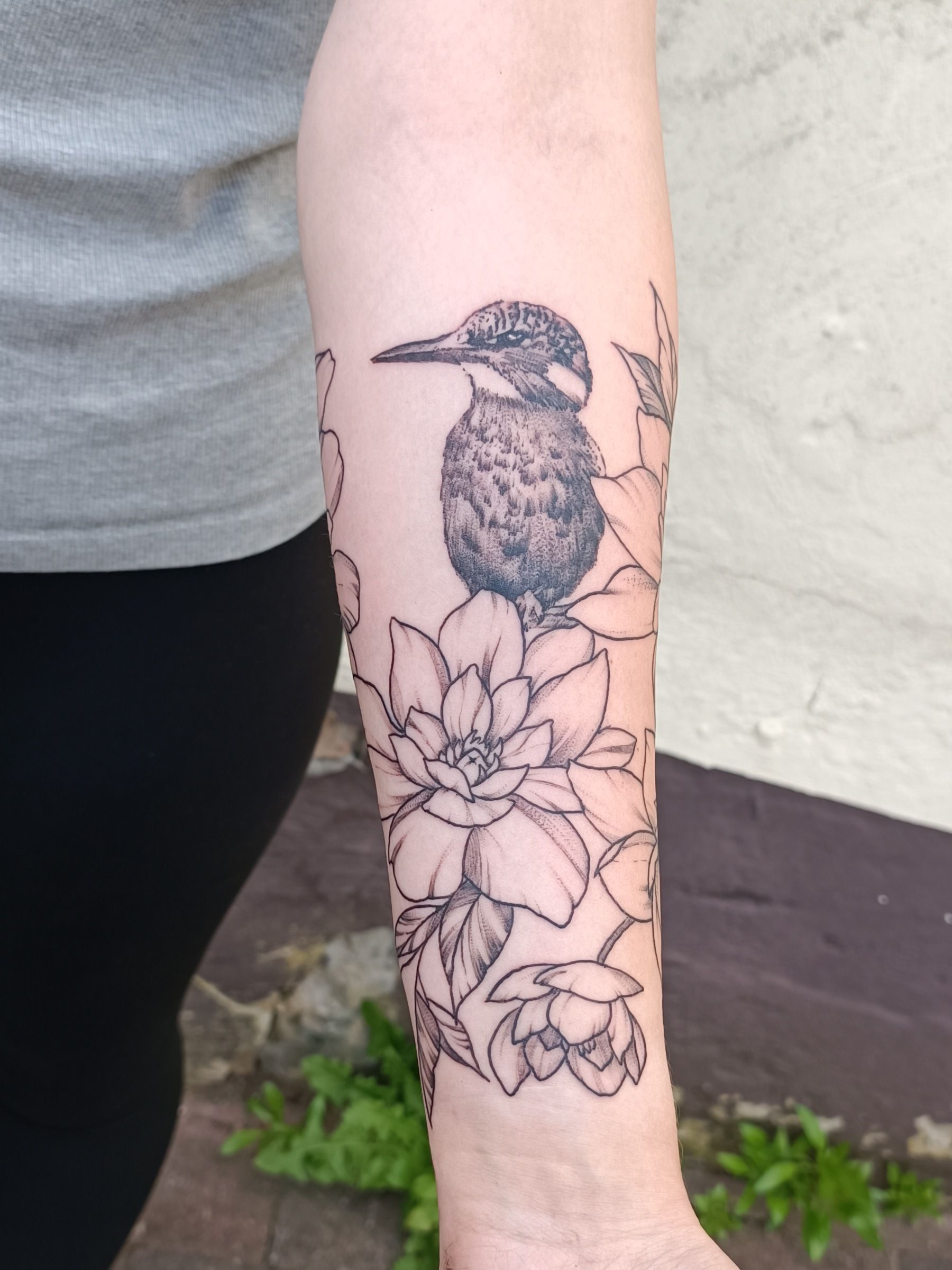 Florales Tattoo mit einem Eisvogel