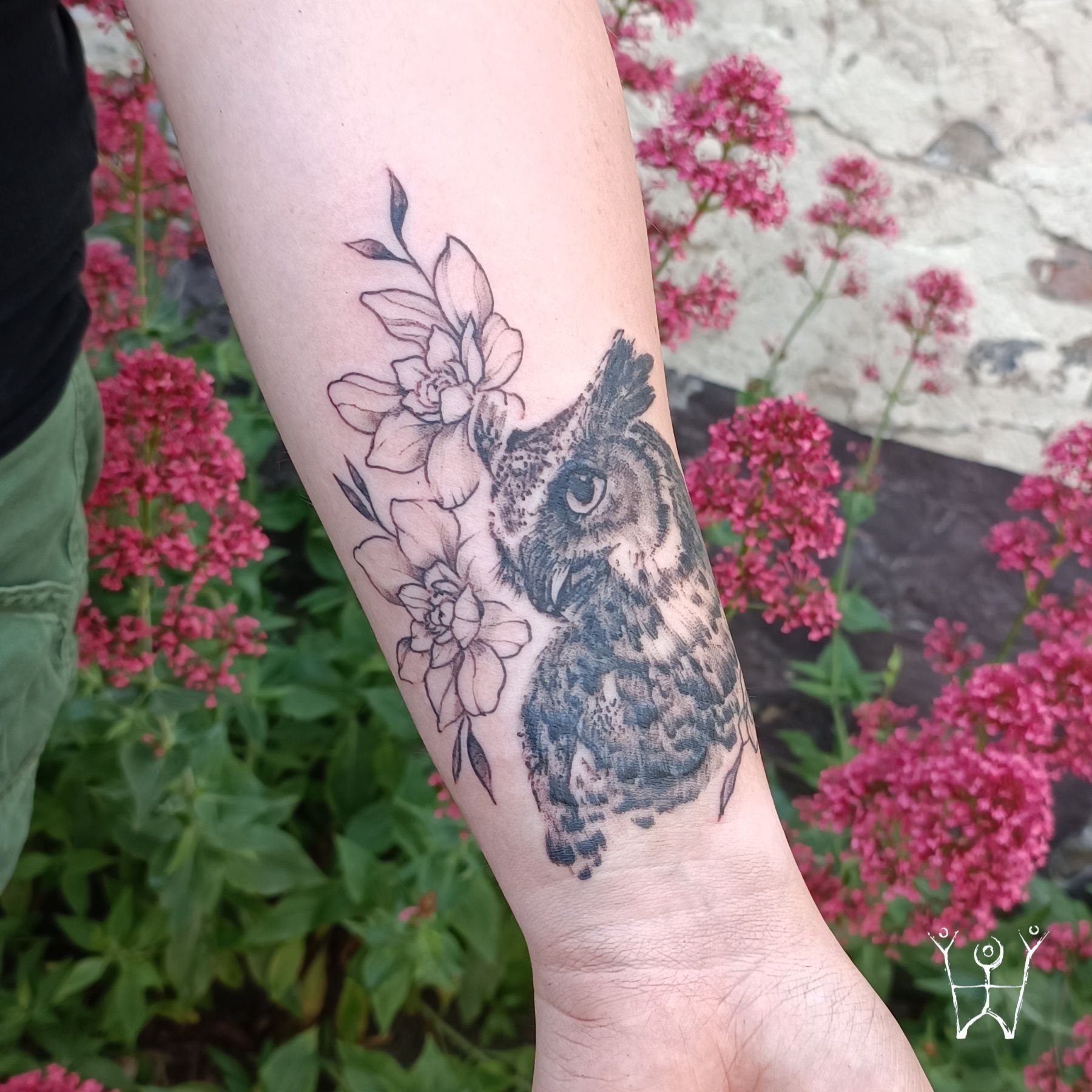 Florales Tattoo mit einer Eule