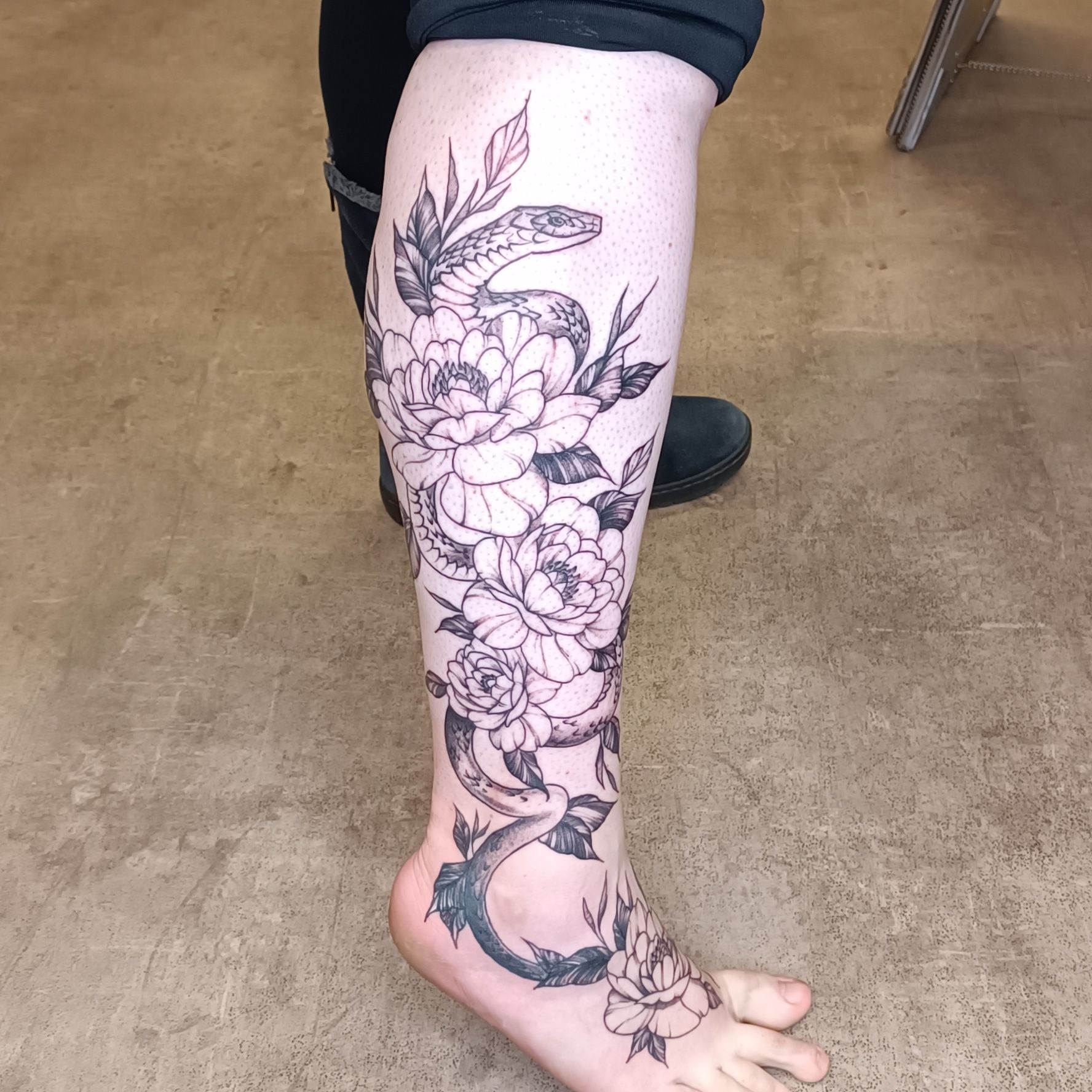 Blumentattoo mit einer Schlange