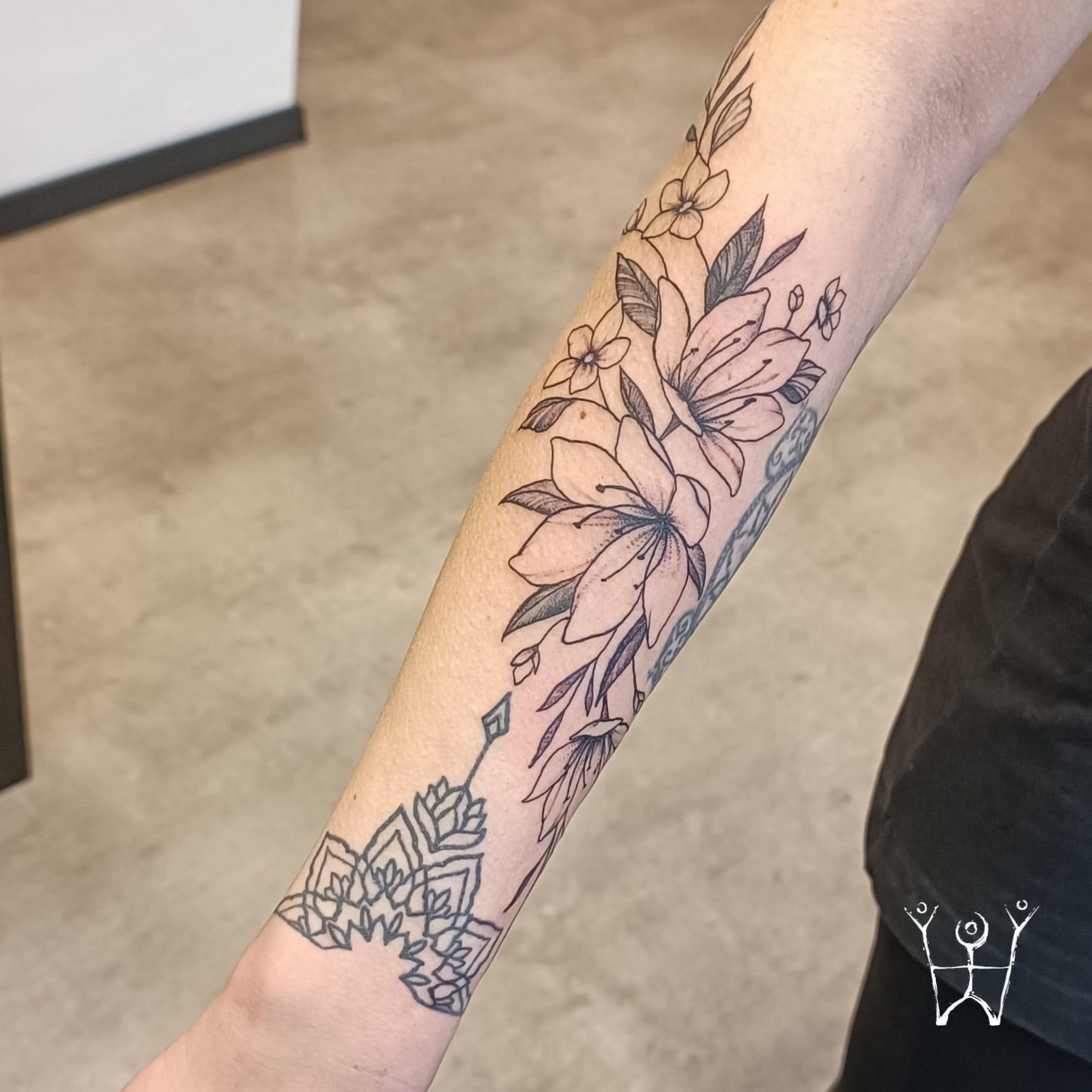 Symmetrisches Blumentattoo