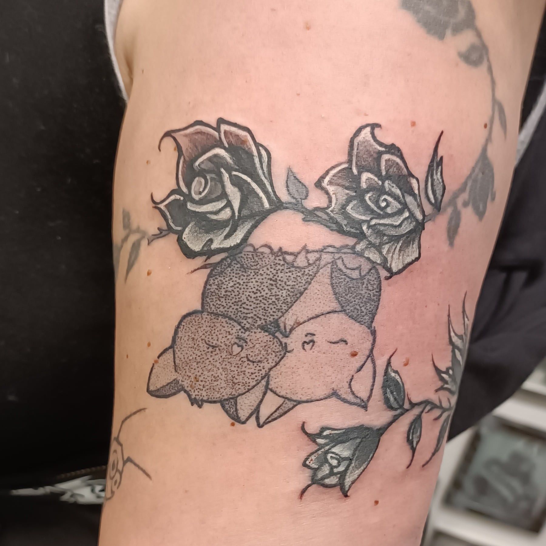 Fledermäuse an Blumenranke