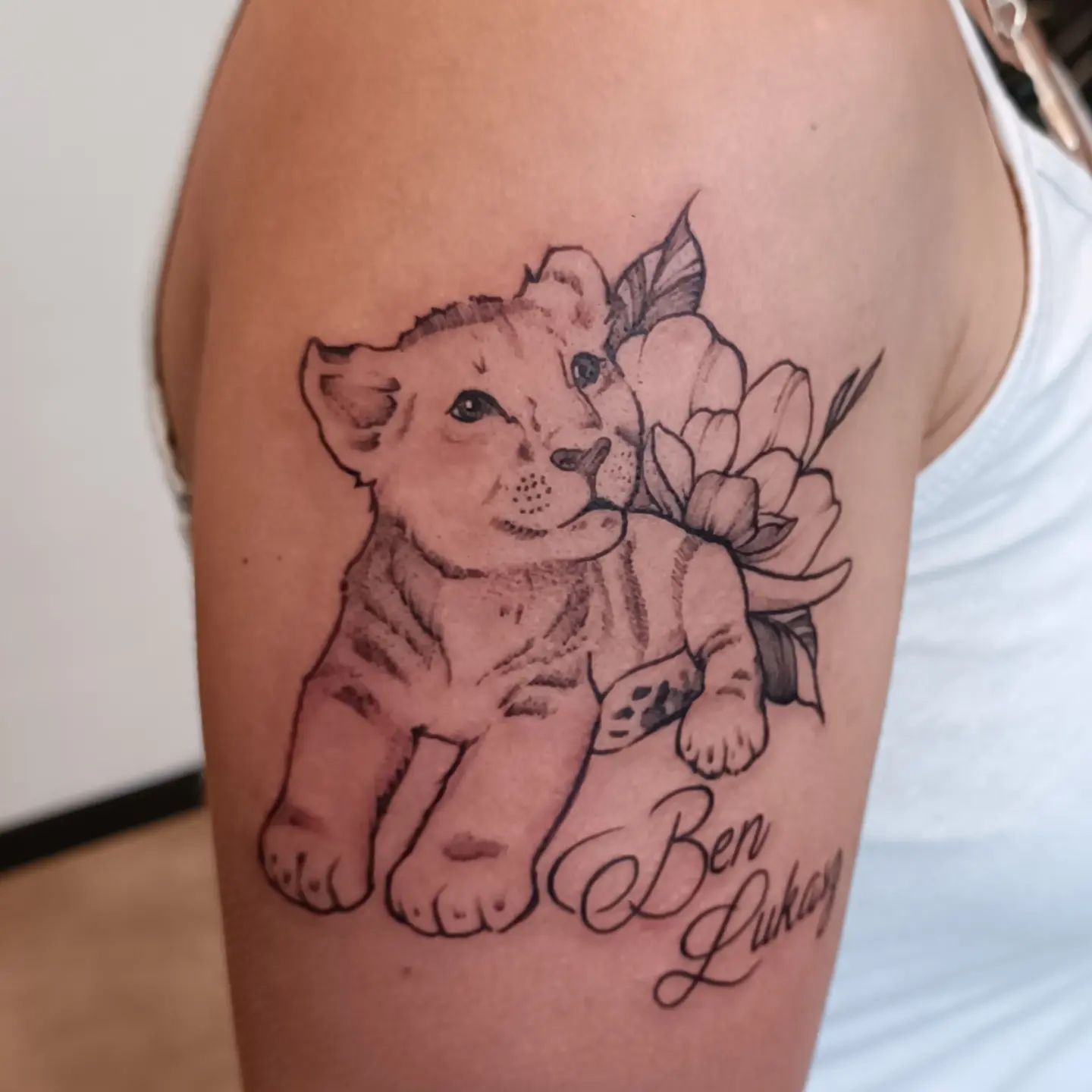 Kleiner Tiger mit einer Blume