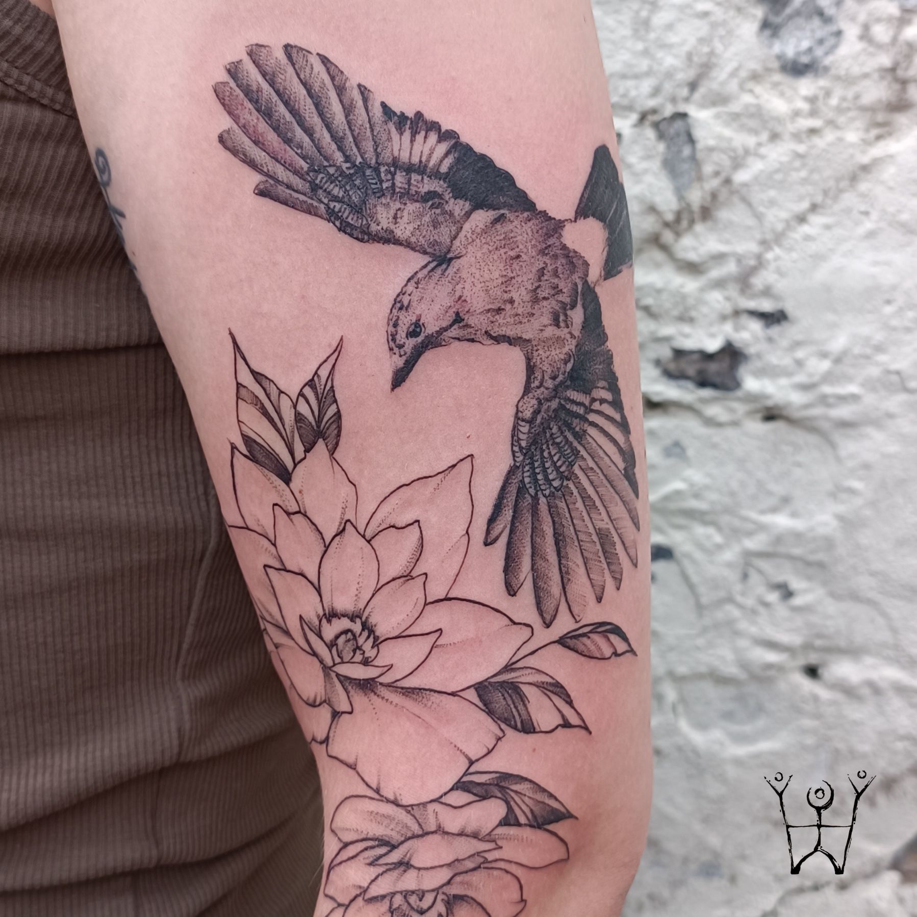 Florales Tattoo mit einem Eichelhäher