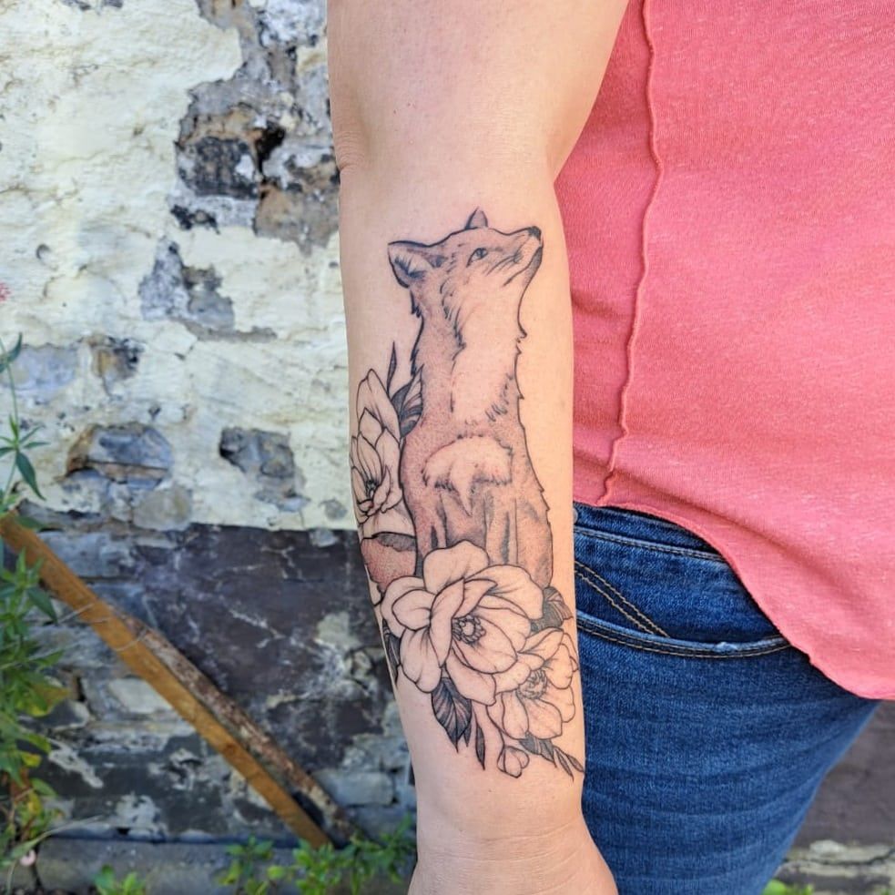 Florales Tattoo mit einem Fuchs