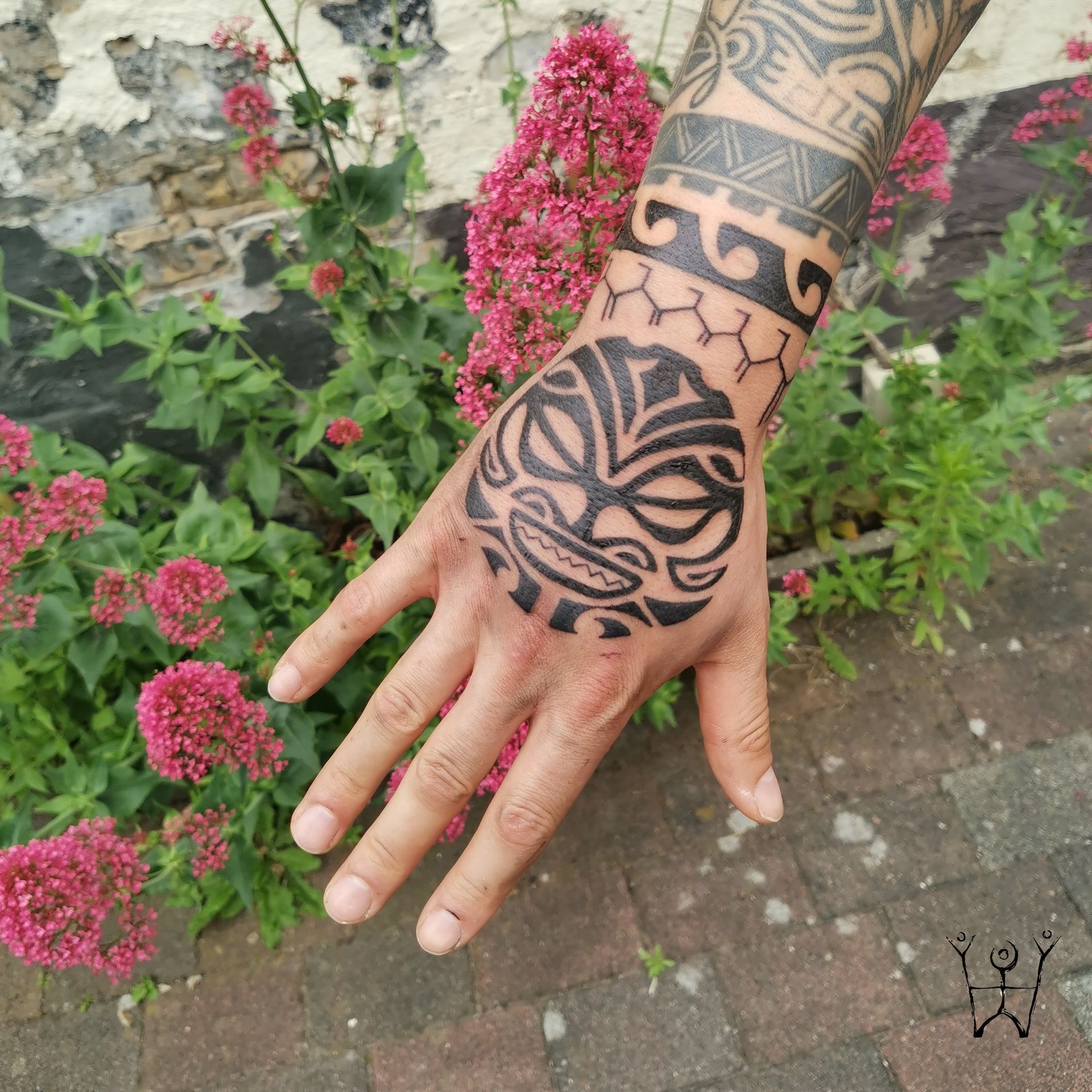 Traditionelles Handtattoo