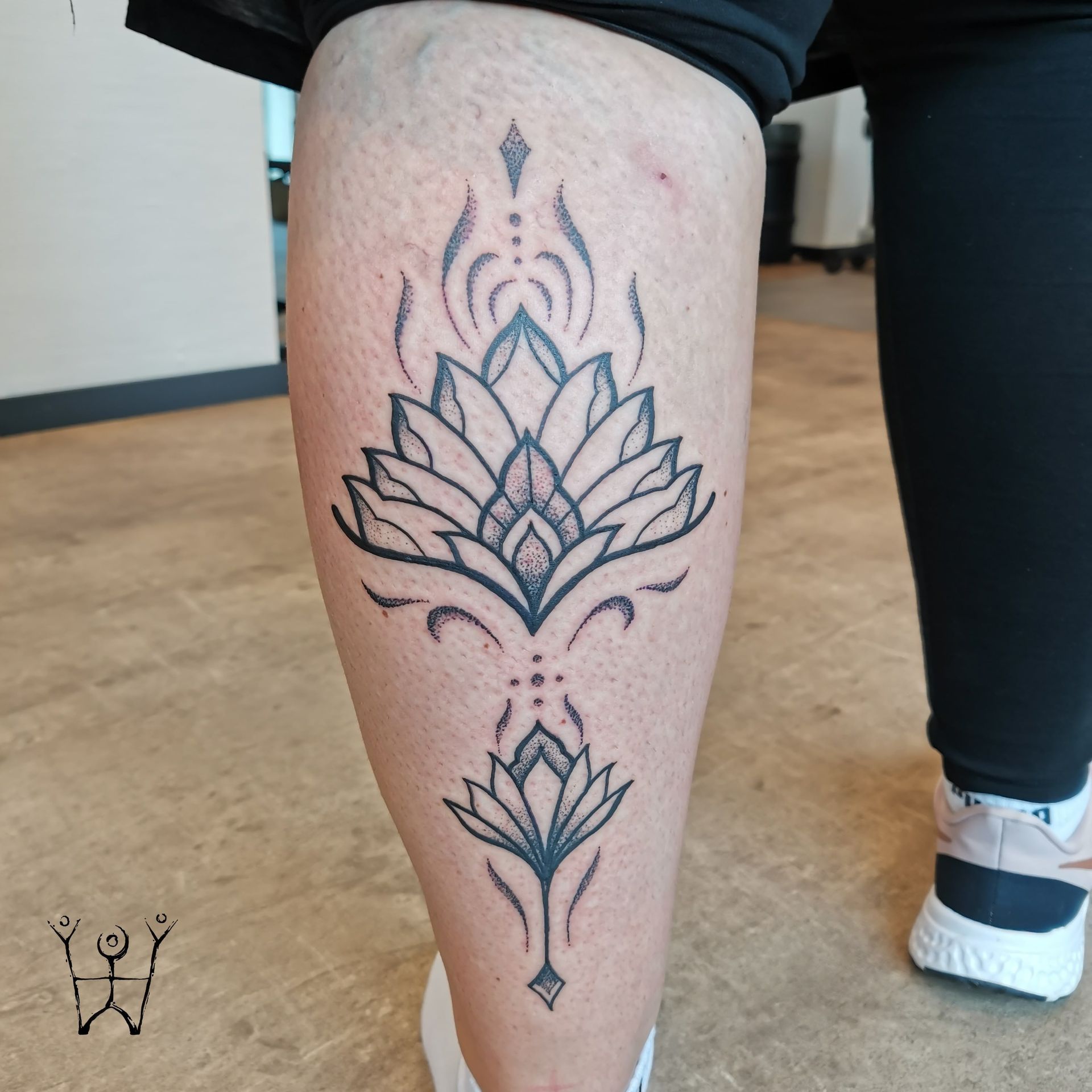 Florales Mandala auf der Wade