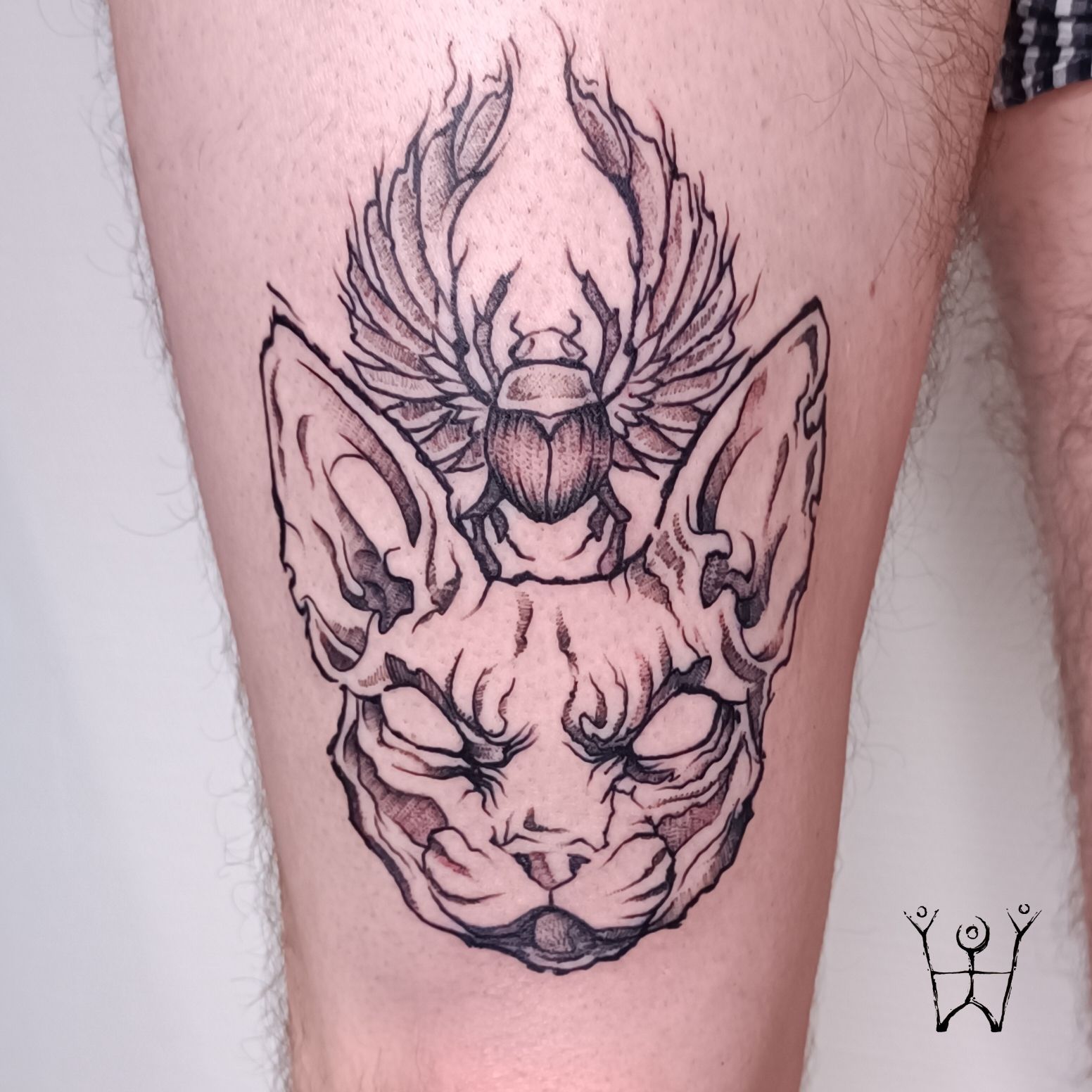 Sphinx-Tattoo mit Skarabäus