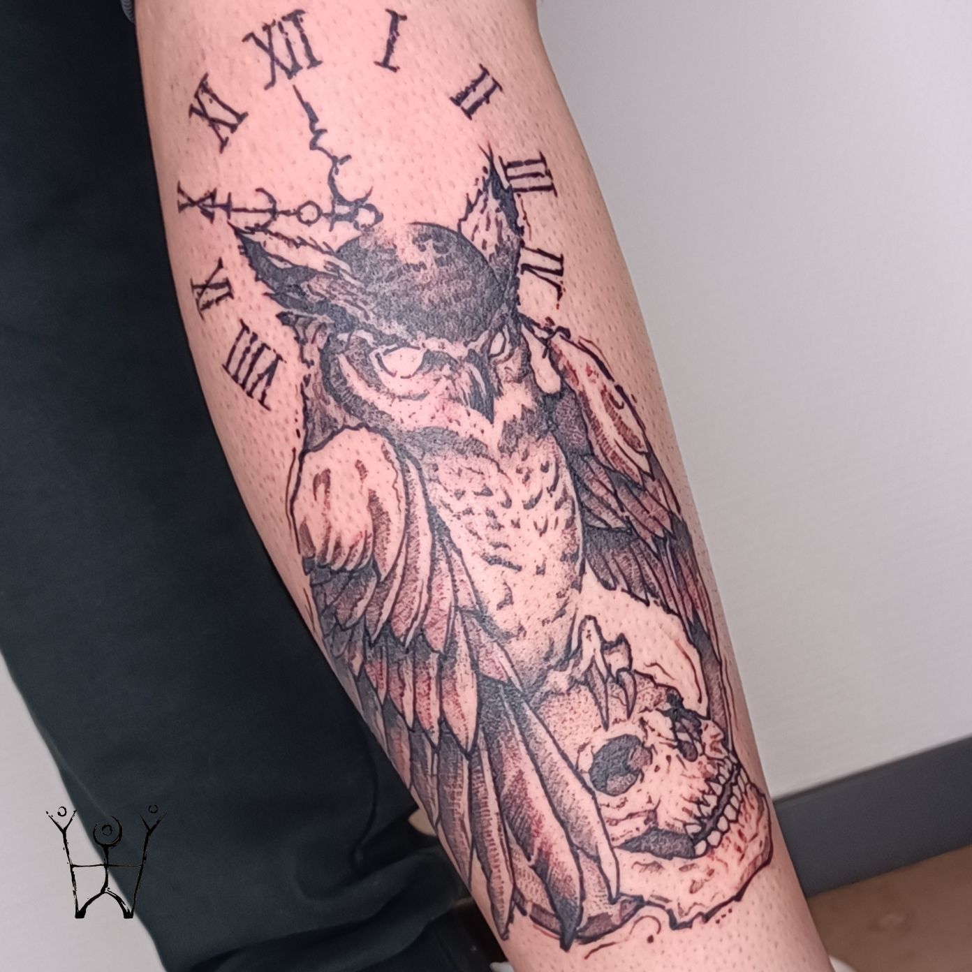 Eule mit Schädel und Uhr