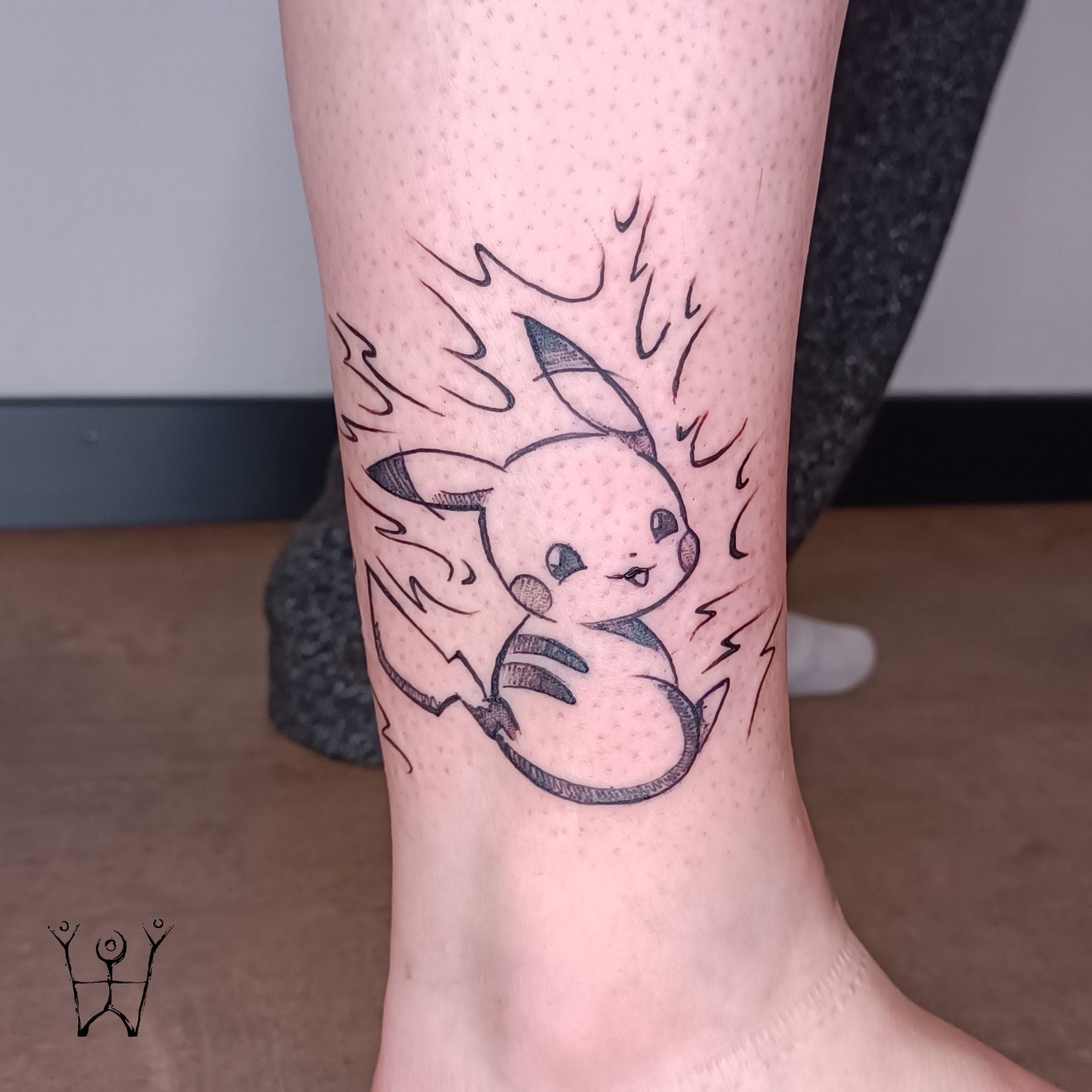 Pikachu Tattoo mit Blitzen