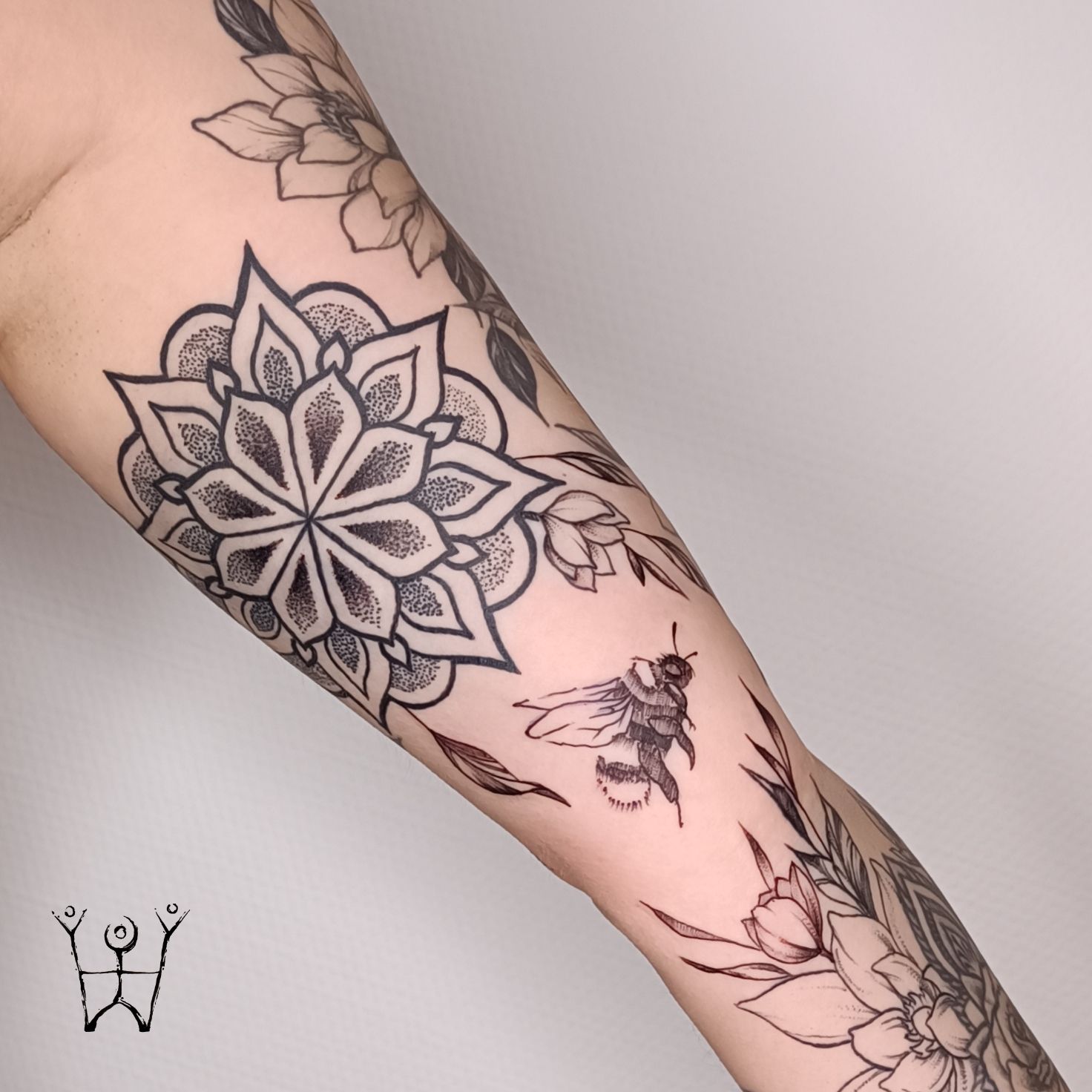 Mandala Tattoo mit Linework und Dotwork.