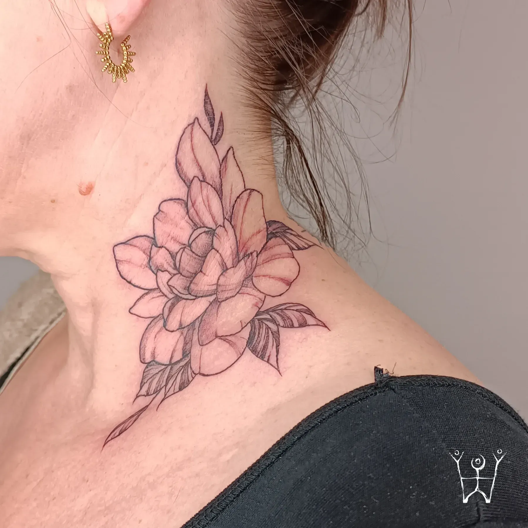 Blumentattoo am Hals