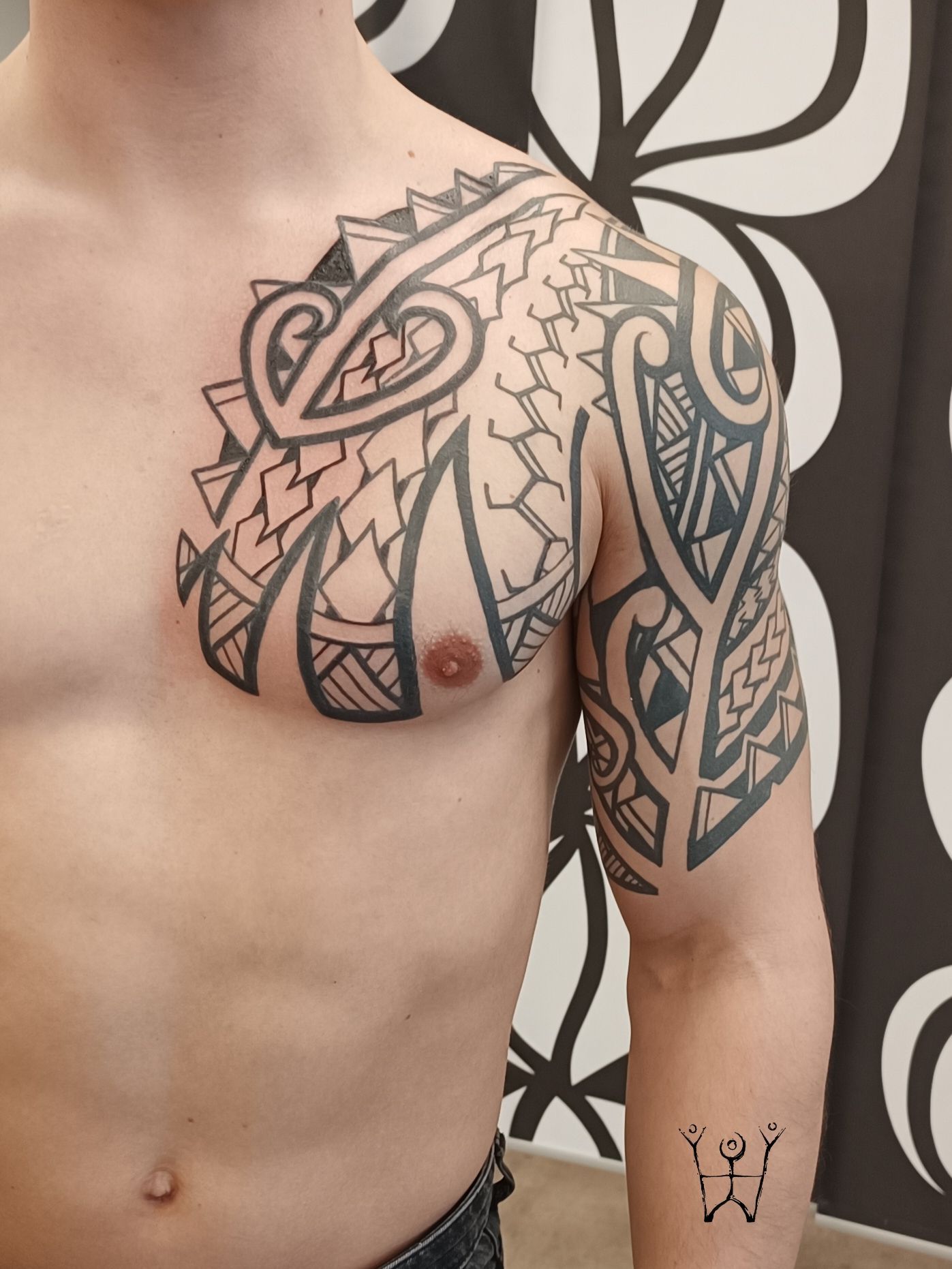 polynesisches Tattoo über Brust und Oberarm