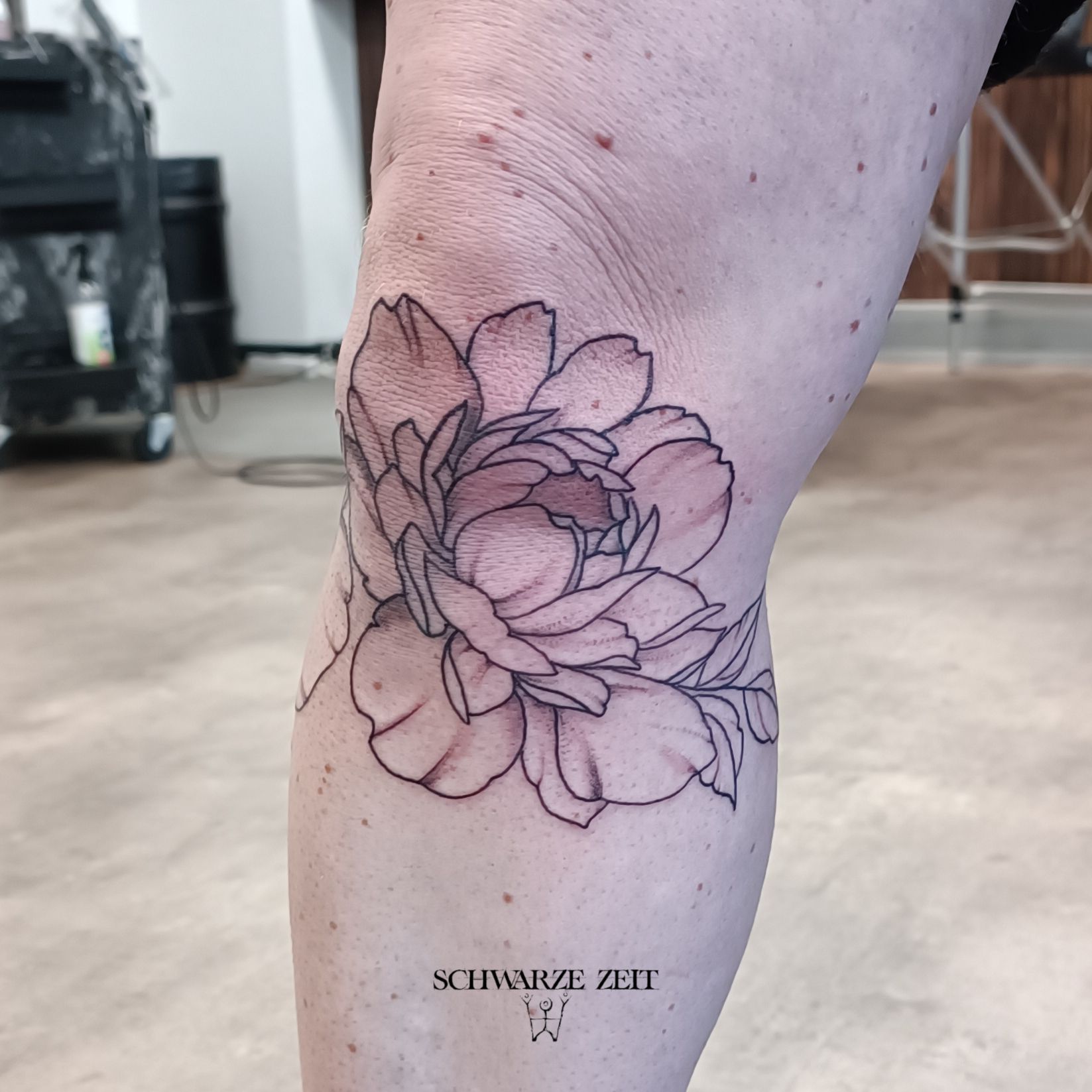 Blumentattoo am Knie