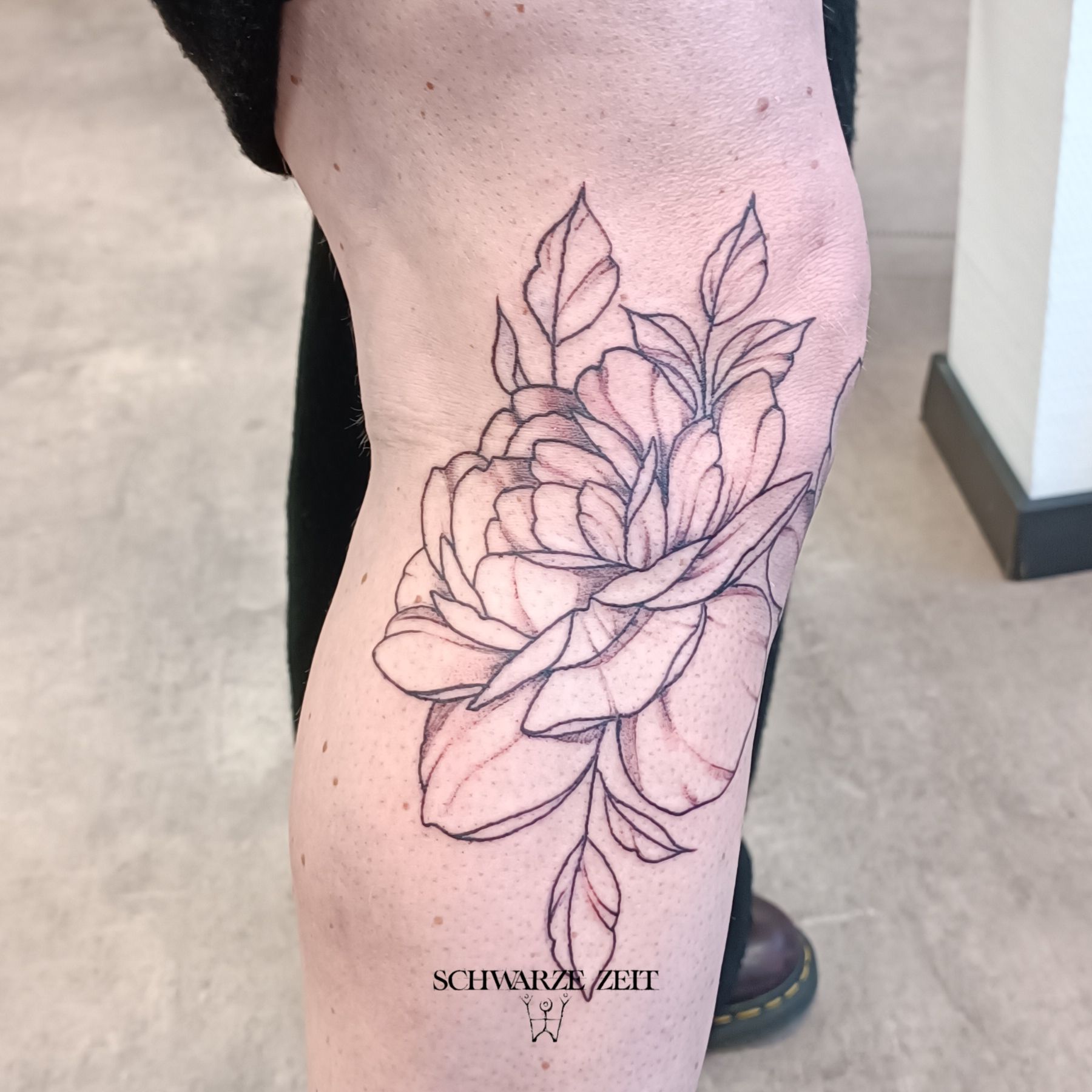 Blumentattoo am Knie