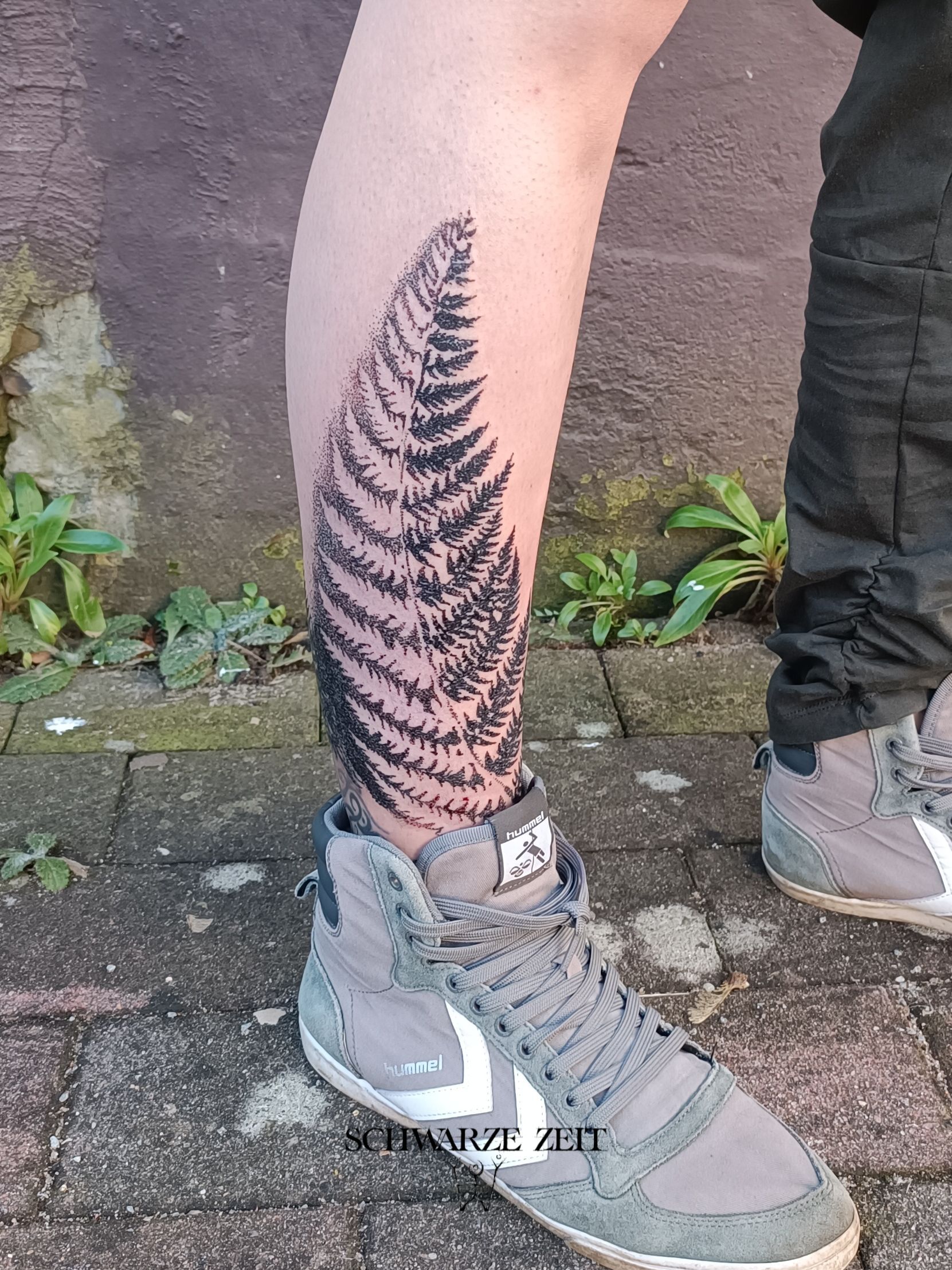 Ein Dotwork Farn Tattoo mit Negativ-Effekt