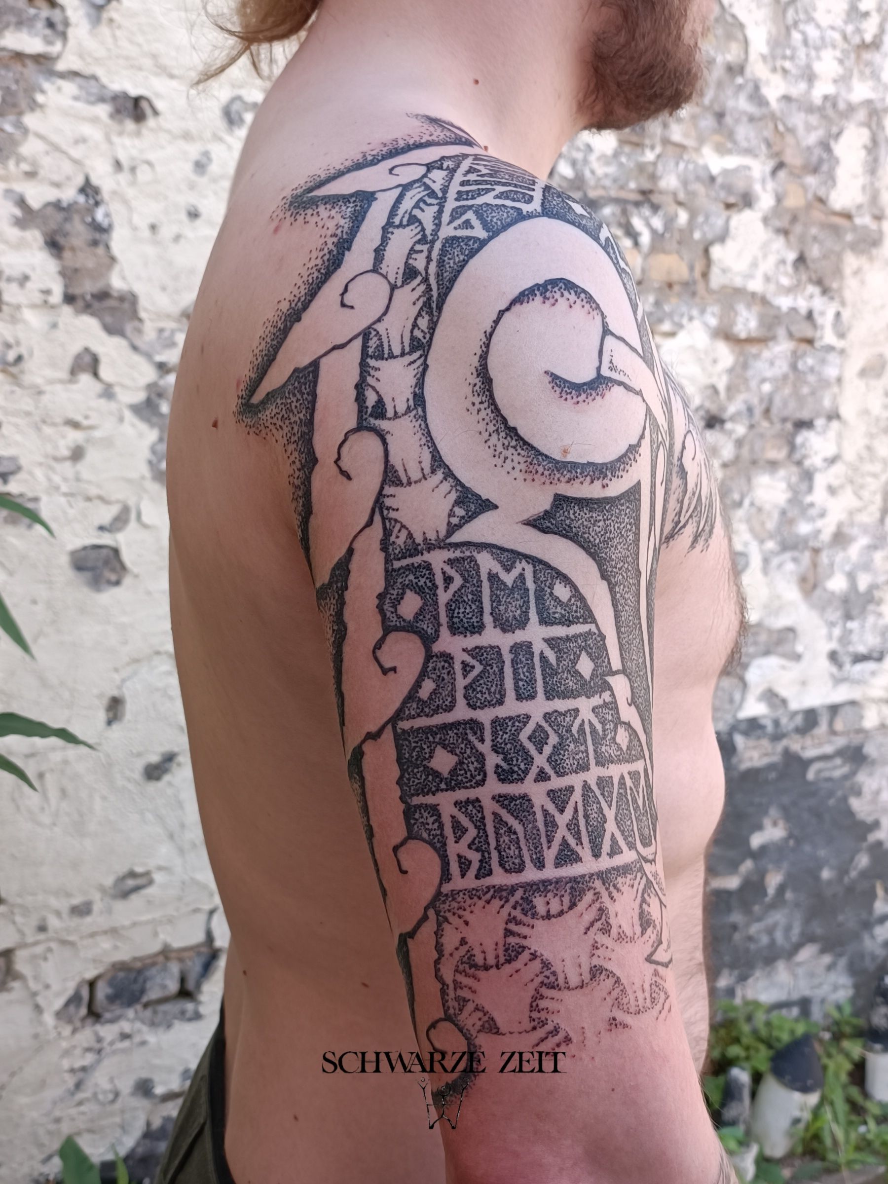 Viking Oberarm Tattoo in Dotwork
