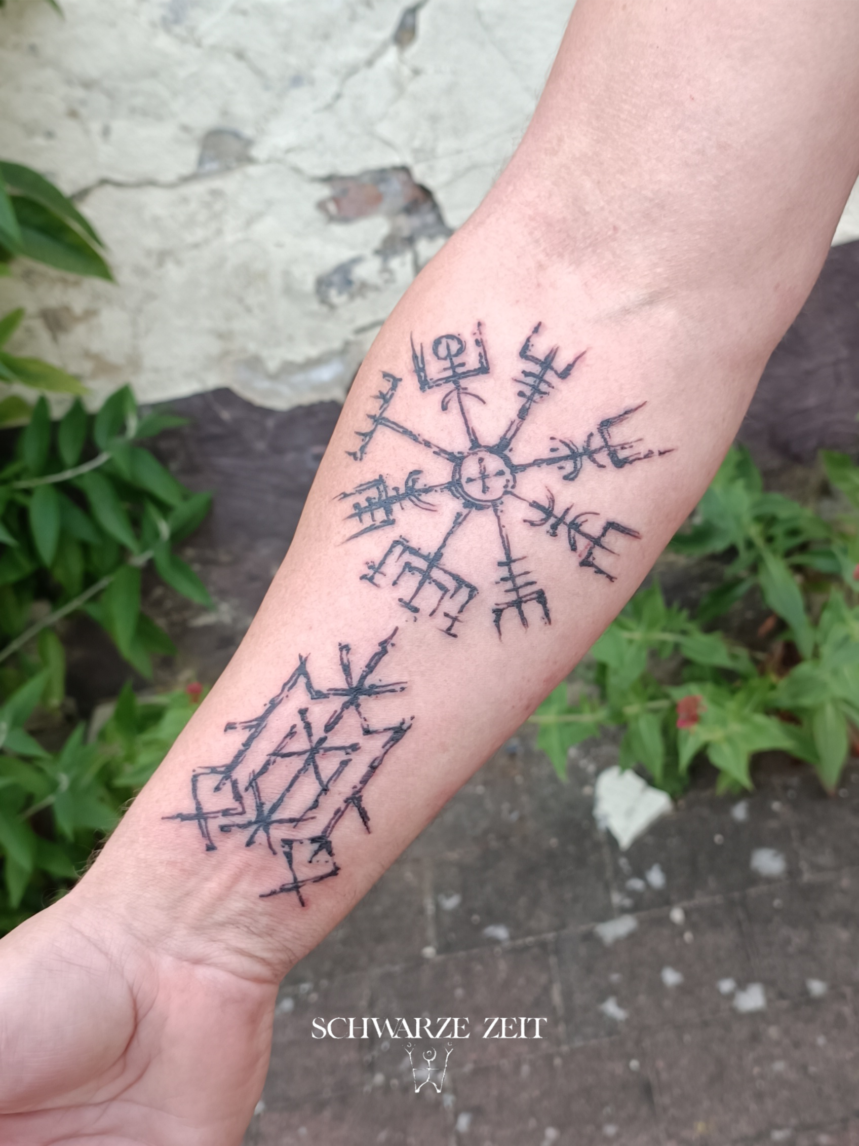 Vejviser Tattoo in sketchy Stil auf dem Unterarm mit Binderunen darunter