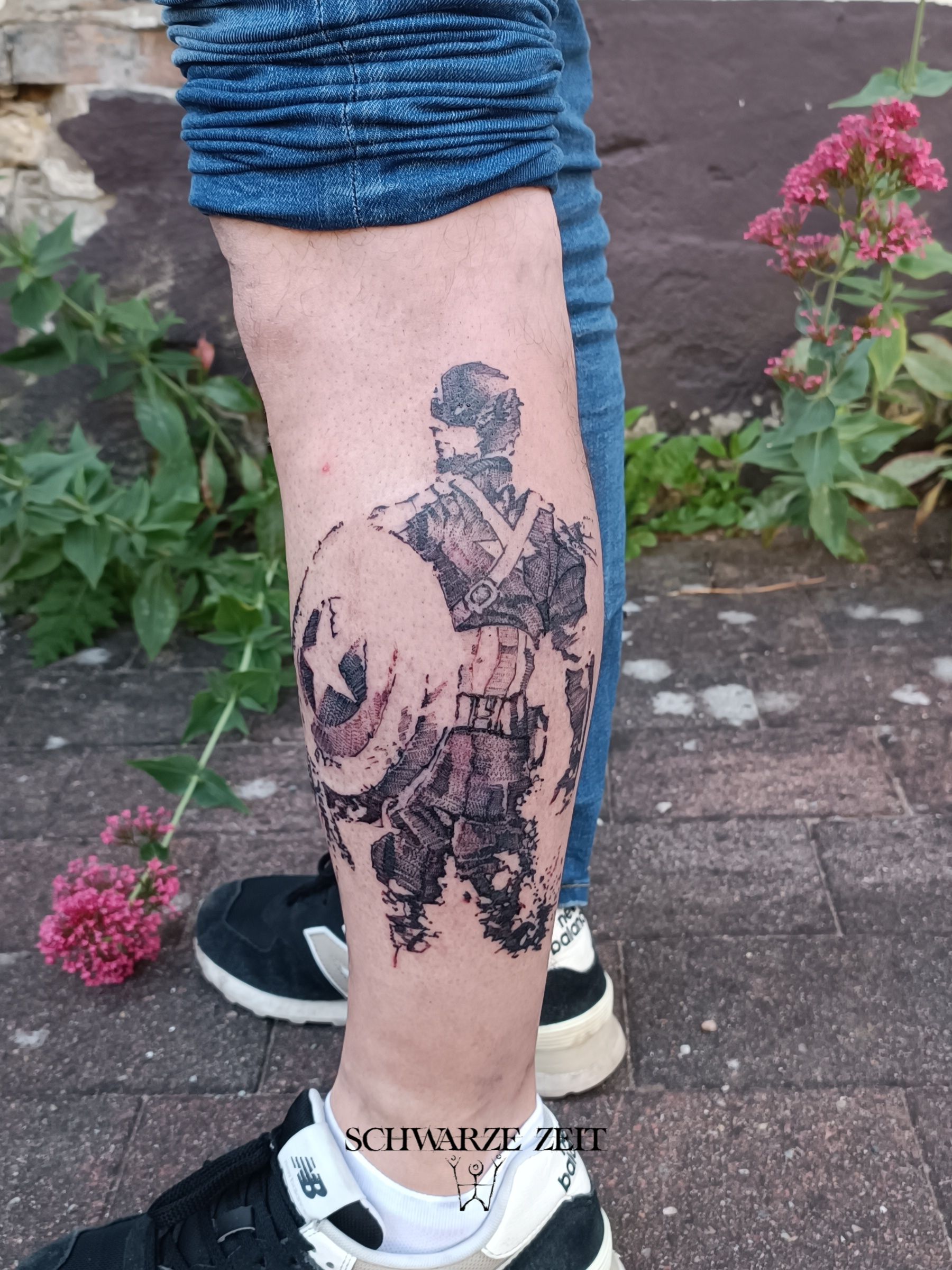 Ein Tattoo auf der Wade von Captain America in sketchy
