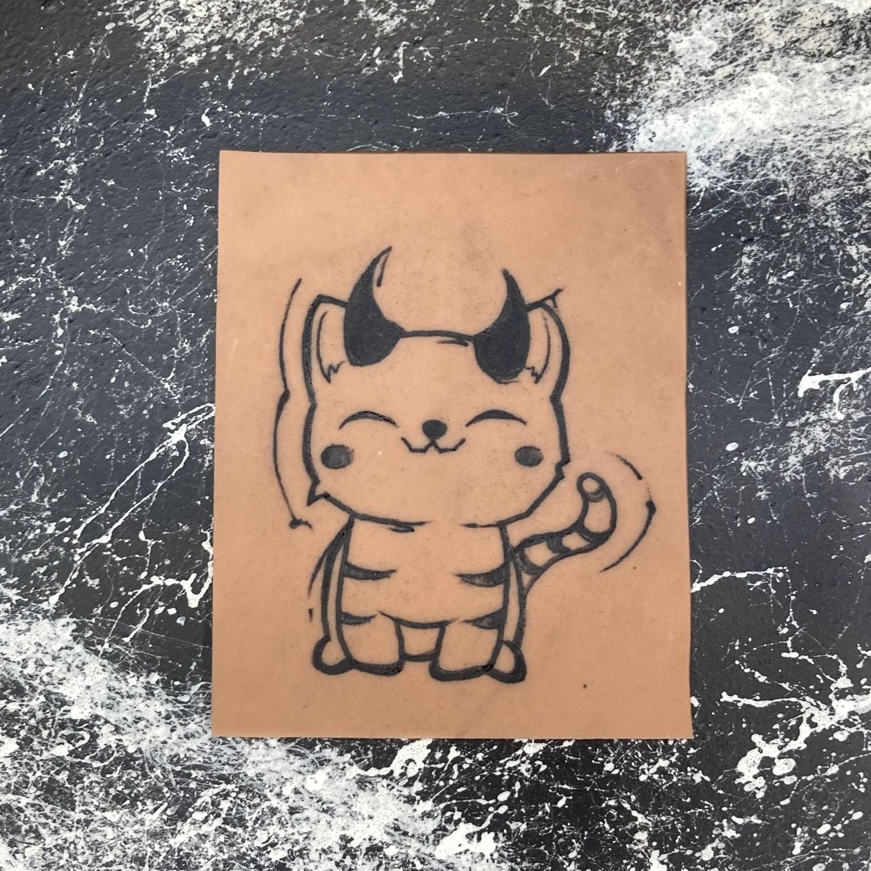 Tattoo einer Katze mit Hörnern auf Probehaut