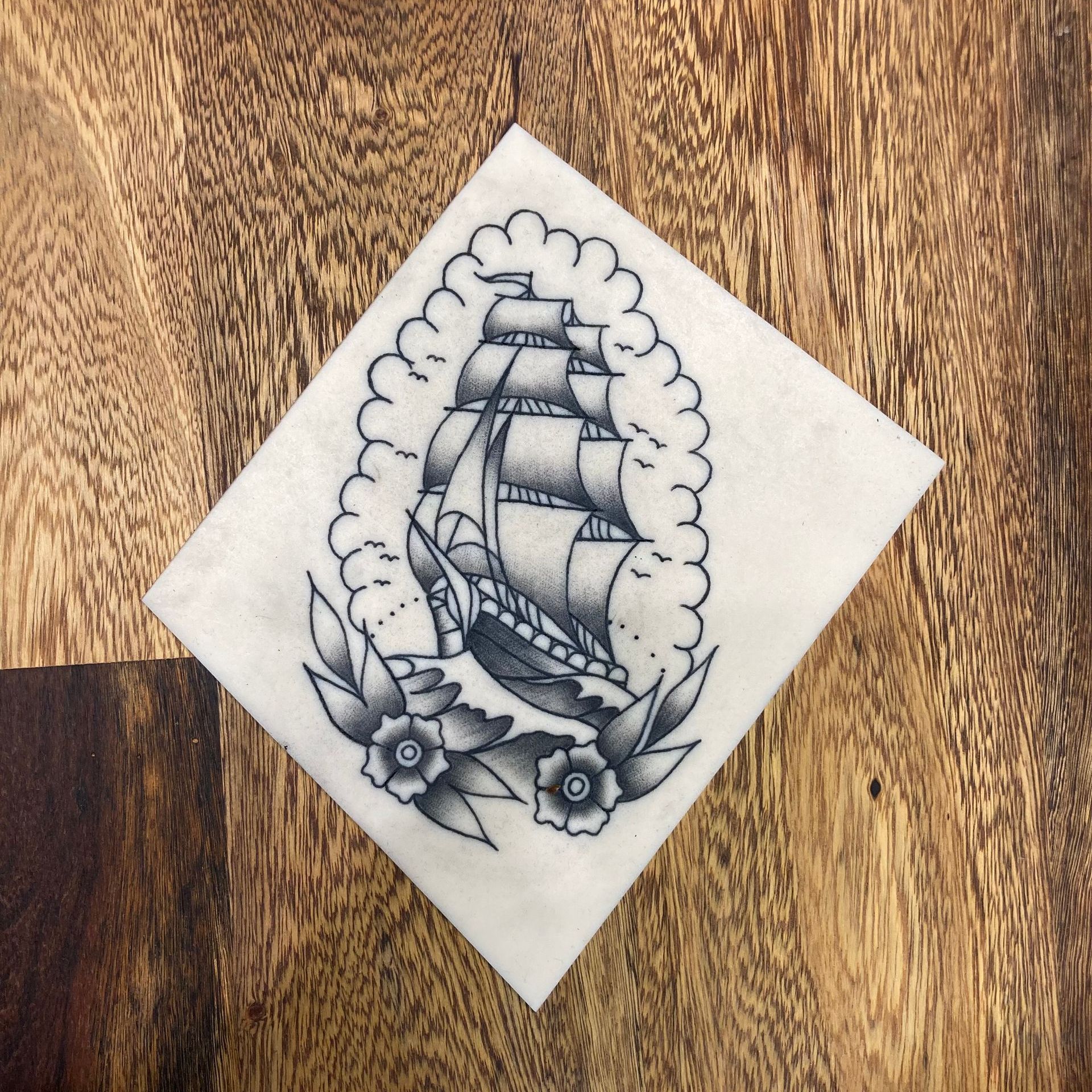 Old School Tattoo auf Probehaut von einem Schiff auf See