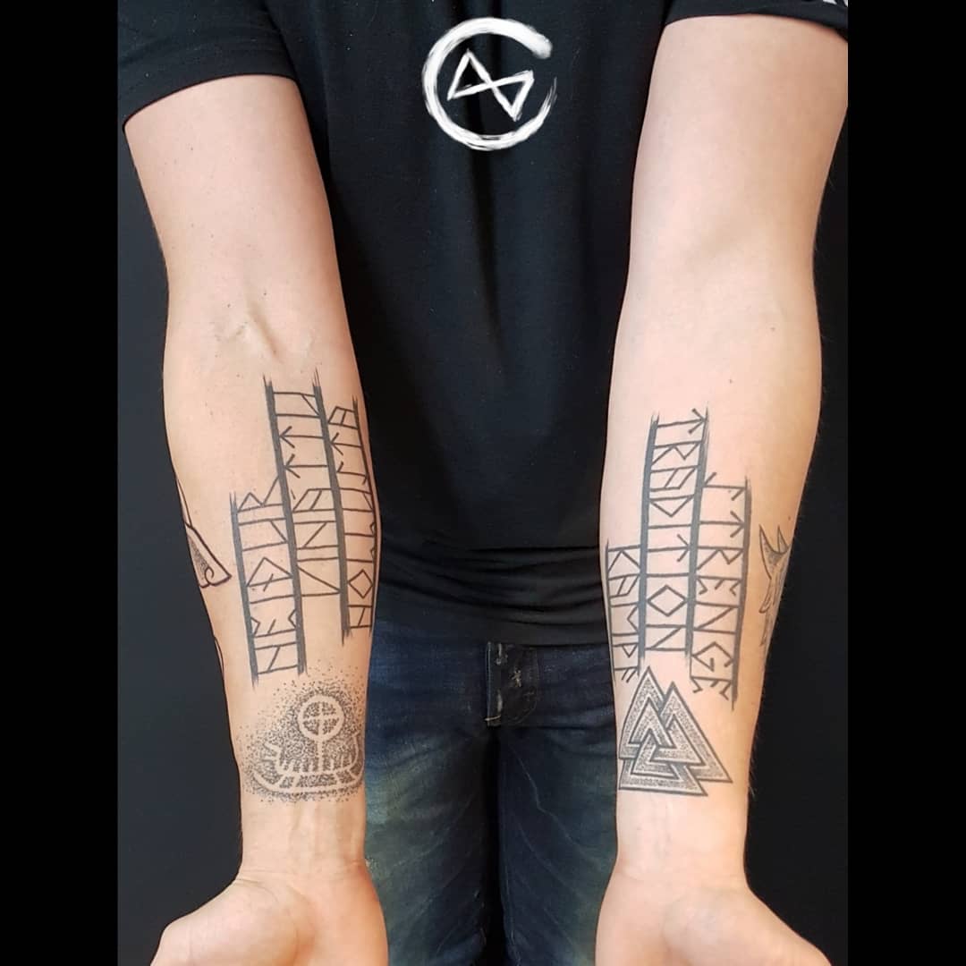 Valknut Solarship Handpoke Rune Tattoo Nordic Dotwork Schwarze Zeit Schwarzezeit Tattoostudio Tattoo