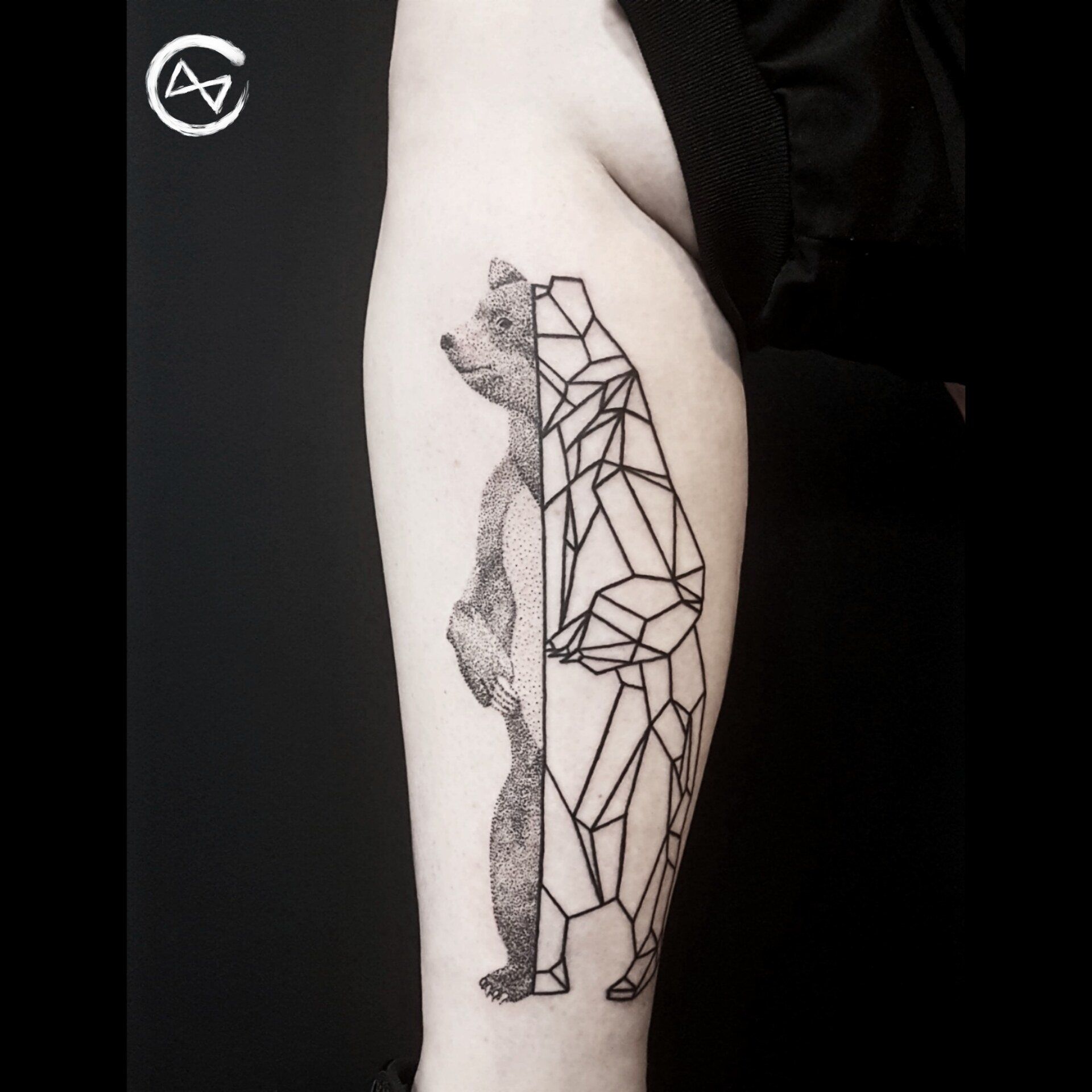 Origami Tattoo mit Dotwork Tattoo Mix. Ein Dotwork Bär mit einem Origami Linework Bären Tattoo