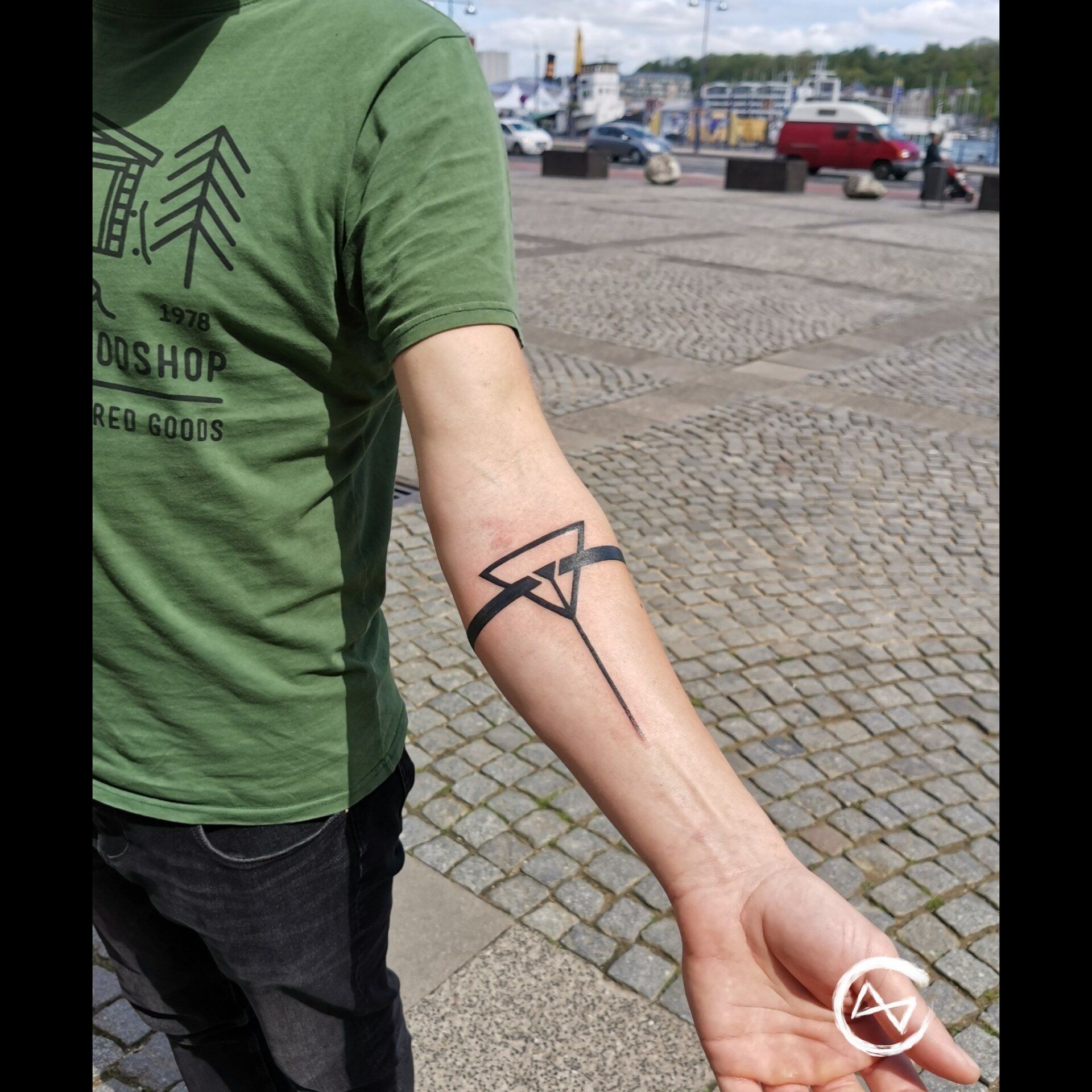Geometric Tattoo. Schwarze Linien mit Dreieck. Dreieck Tattoo.