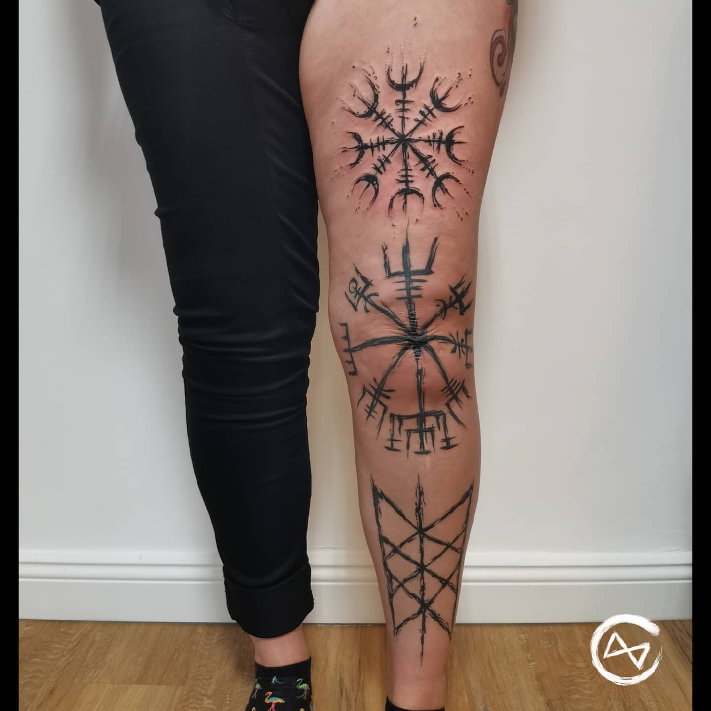 Aegishjalmur Vegvisir Web of wyrd Sketchy Tattoo Nordic Dotwork Schwarze Zeit Schwarzezeit Tattoostudio Tattoo
