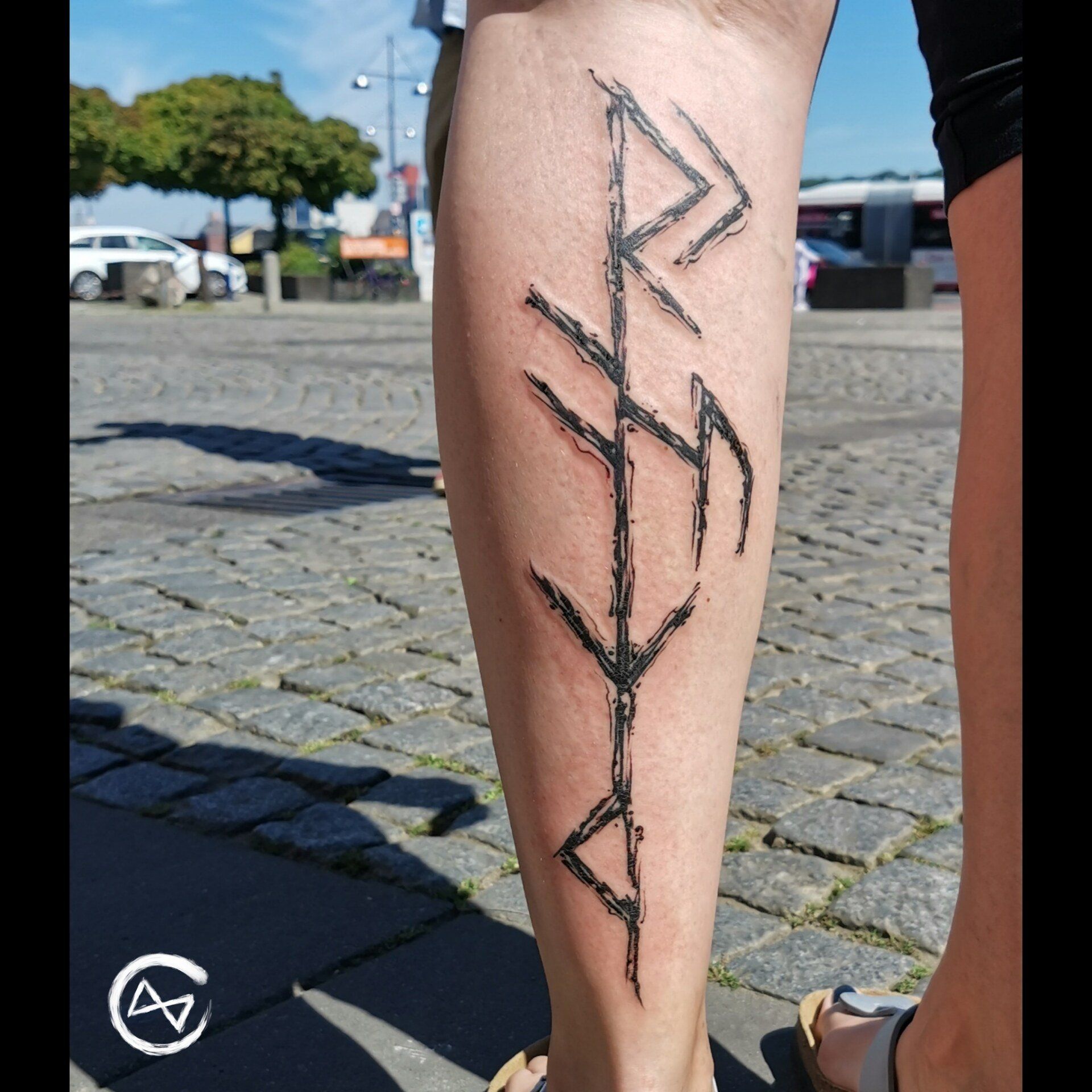 Rune Runes Tattoo Nordic Dotwork Schwarze Zeit Schwarzezeit Tattoostudio Tattoo