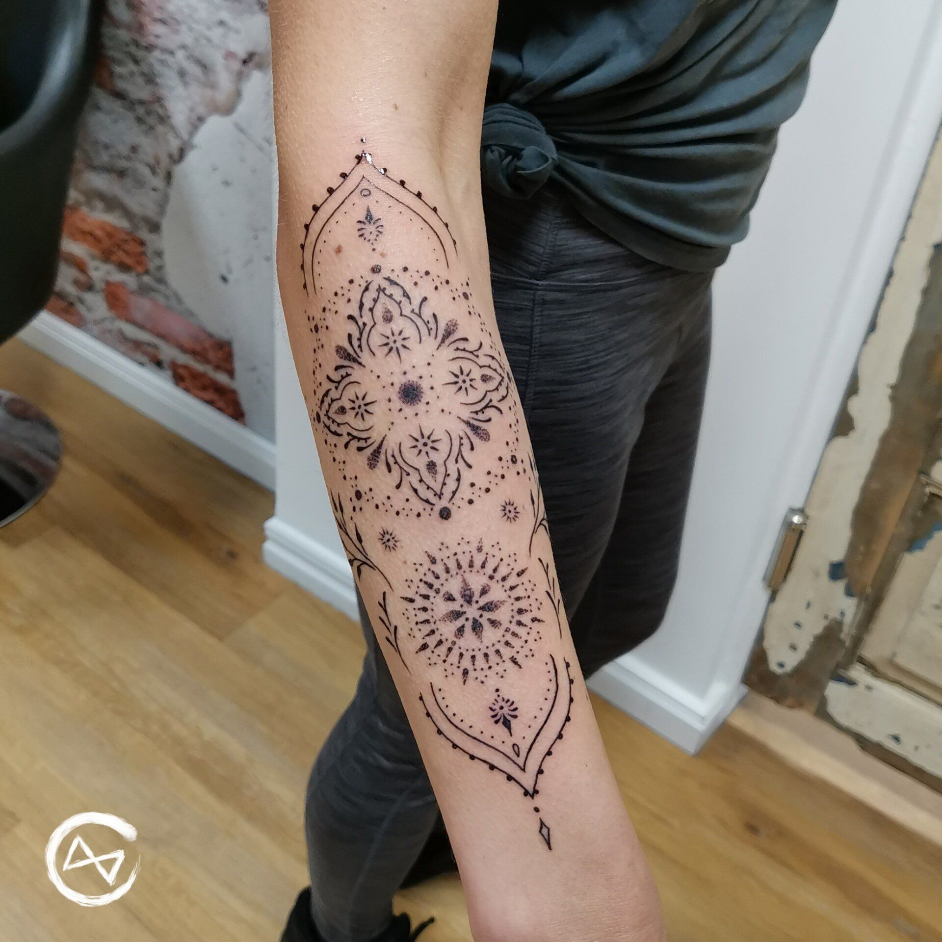 Ornamental Dotwork Tattoo gestochen bei Schwarze Zeit in Flensburg Schleswig-Holstein. Zartes Linework mit Dotwork