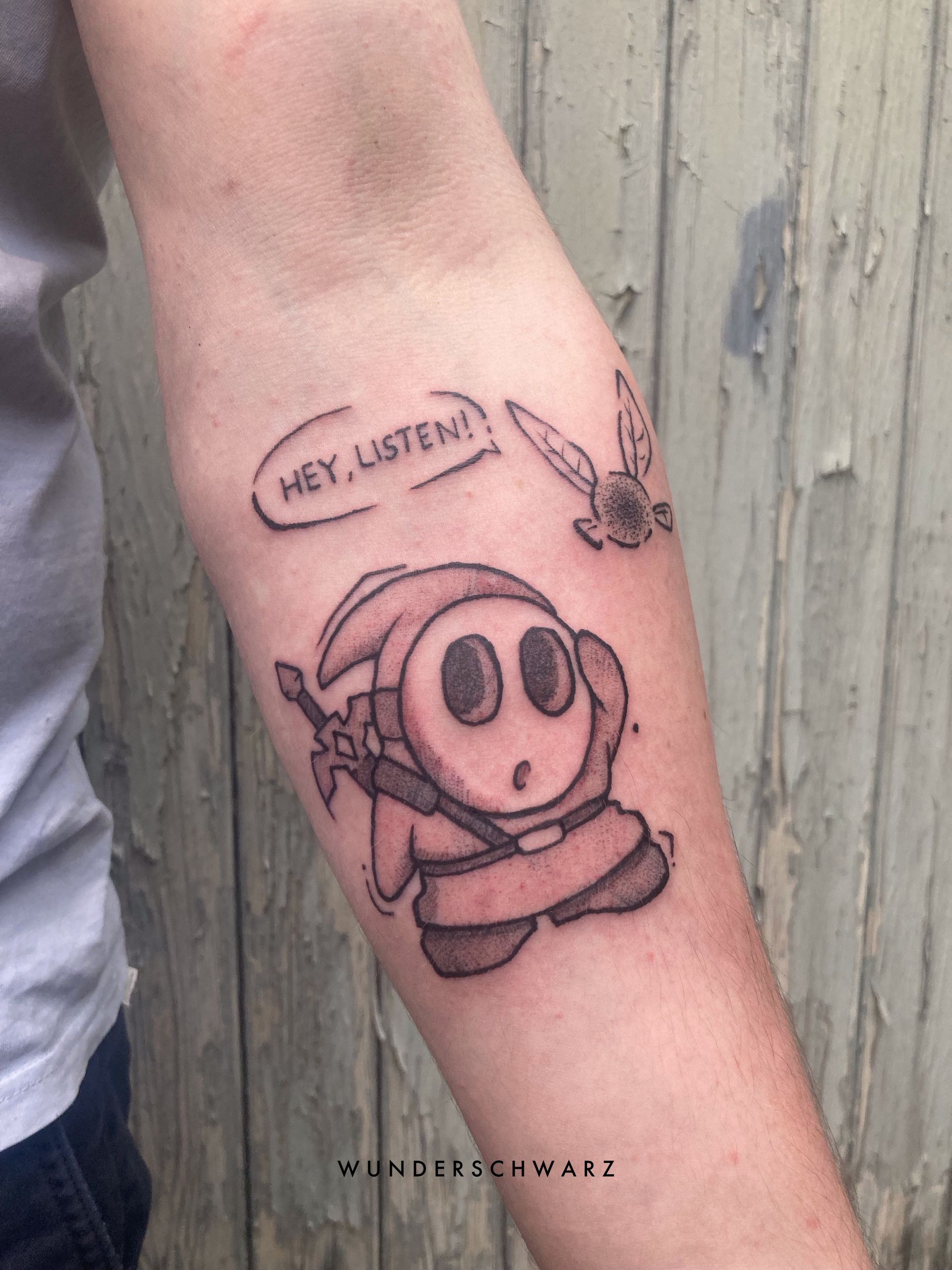 Shy Guy als Link Tattoo auf dem Unterarm