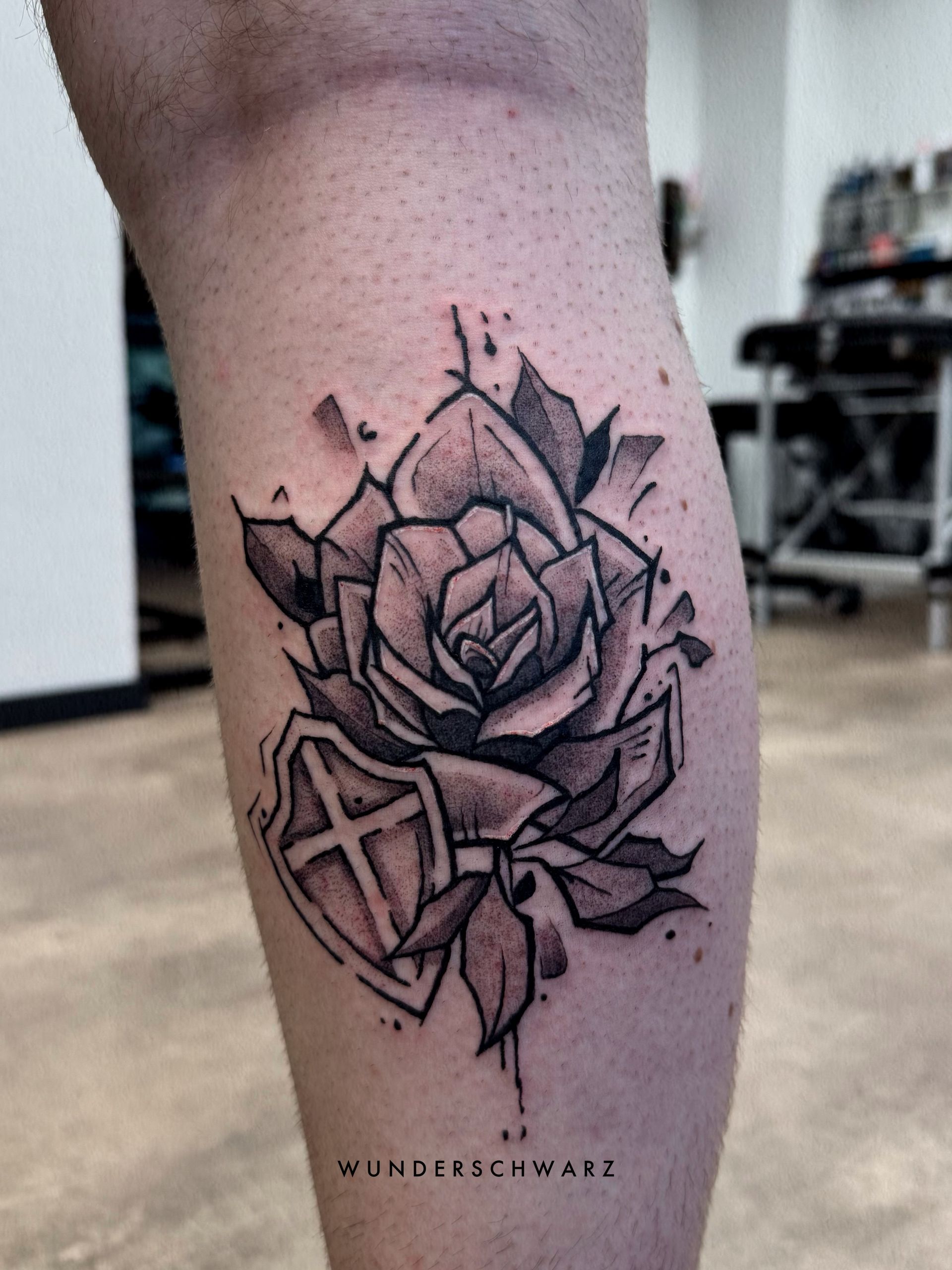 Tattoo von einer Rose und einem Schild von Noelle aus Genshin Impact