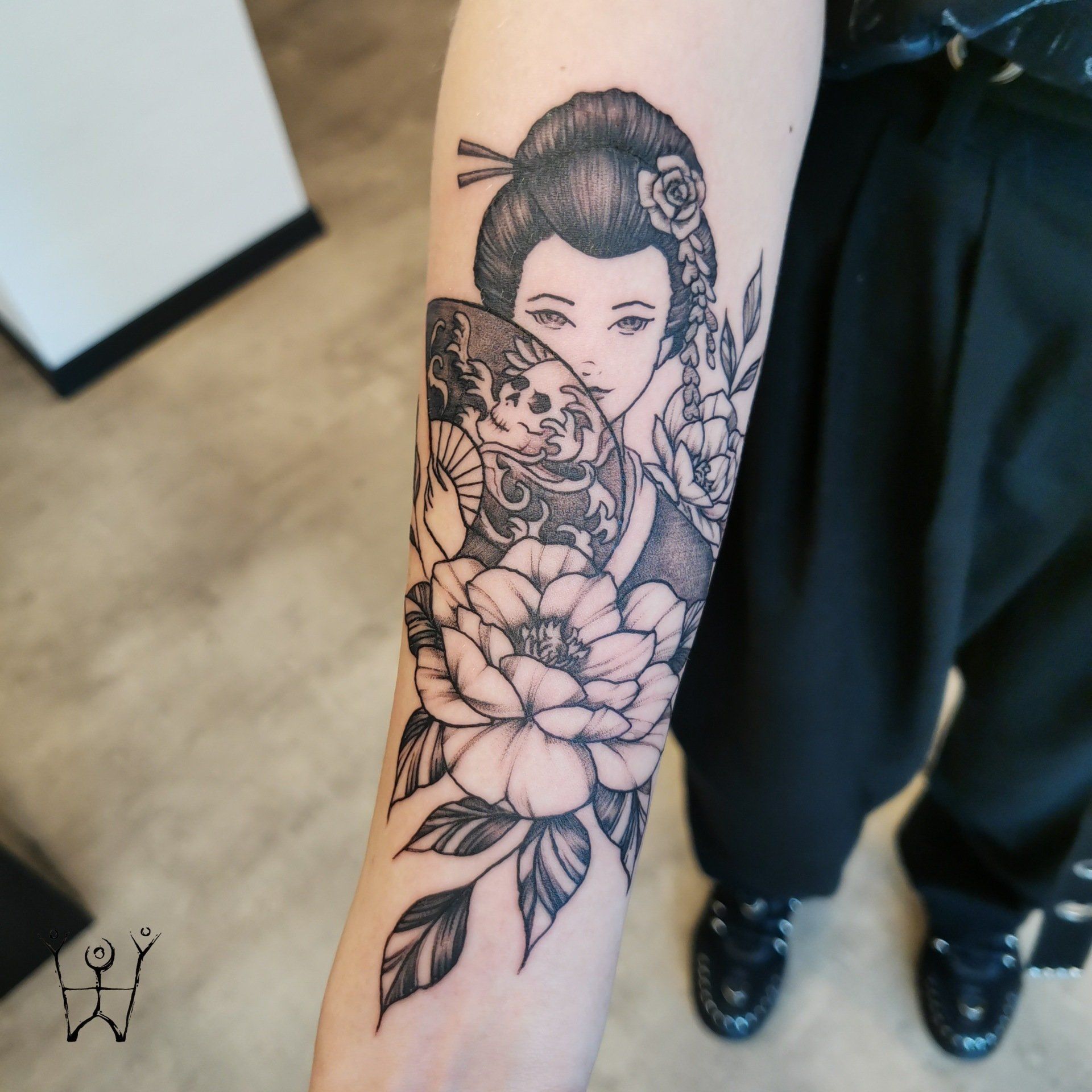 Geisha Fan Sketchy Tattoo Flensburg Schwarze Zeit Tattoo SchwarzeZeit TattooStudio