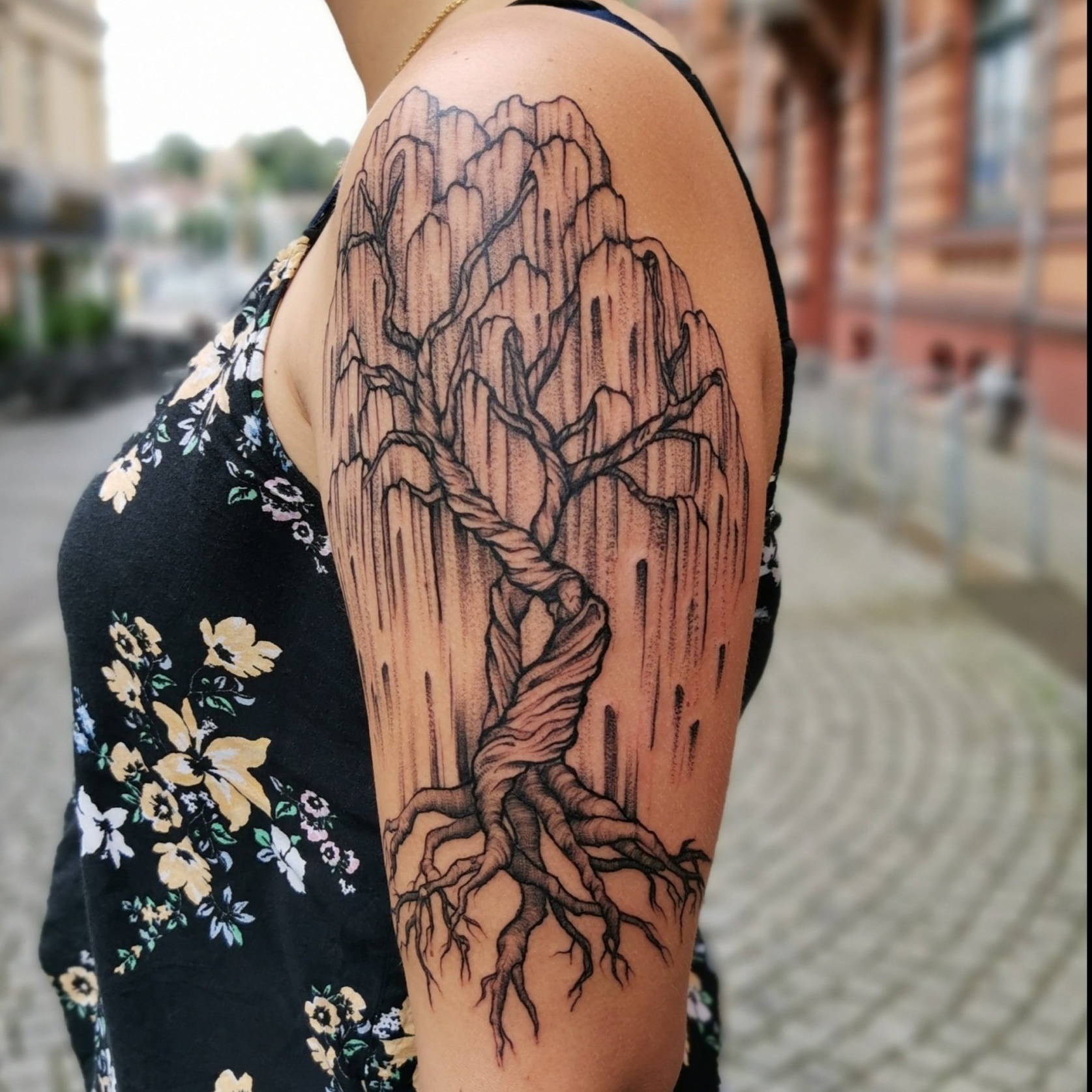 Trauerweide Wheeping Willow Sketchy Tattoo Flensburg Tattoo Studio Sketchytattoo Sketchy Sketch Tätowiererin Schleswig-Holstein Fantattoo