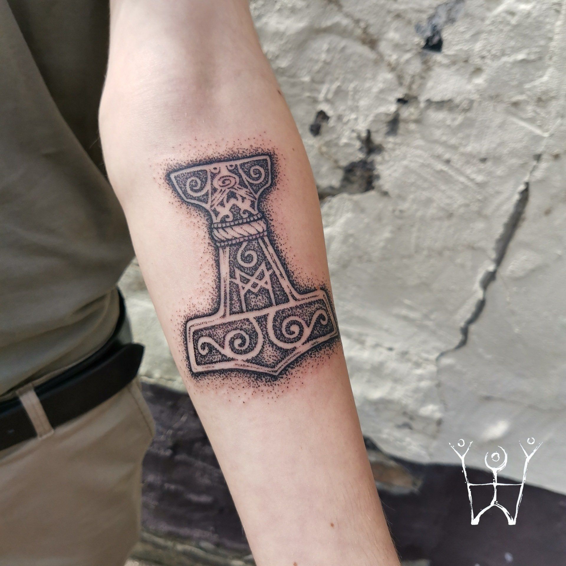 Thors Hammer Tattoo Nordic Dotwork Schwarze Zeit Schwarzezeit Tattoostudio Tattoo