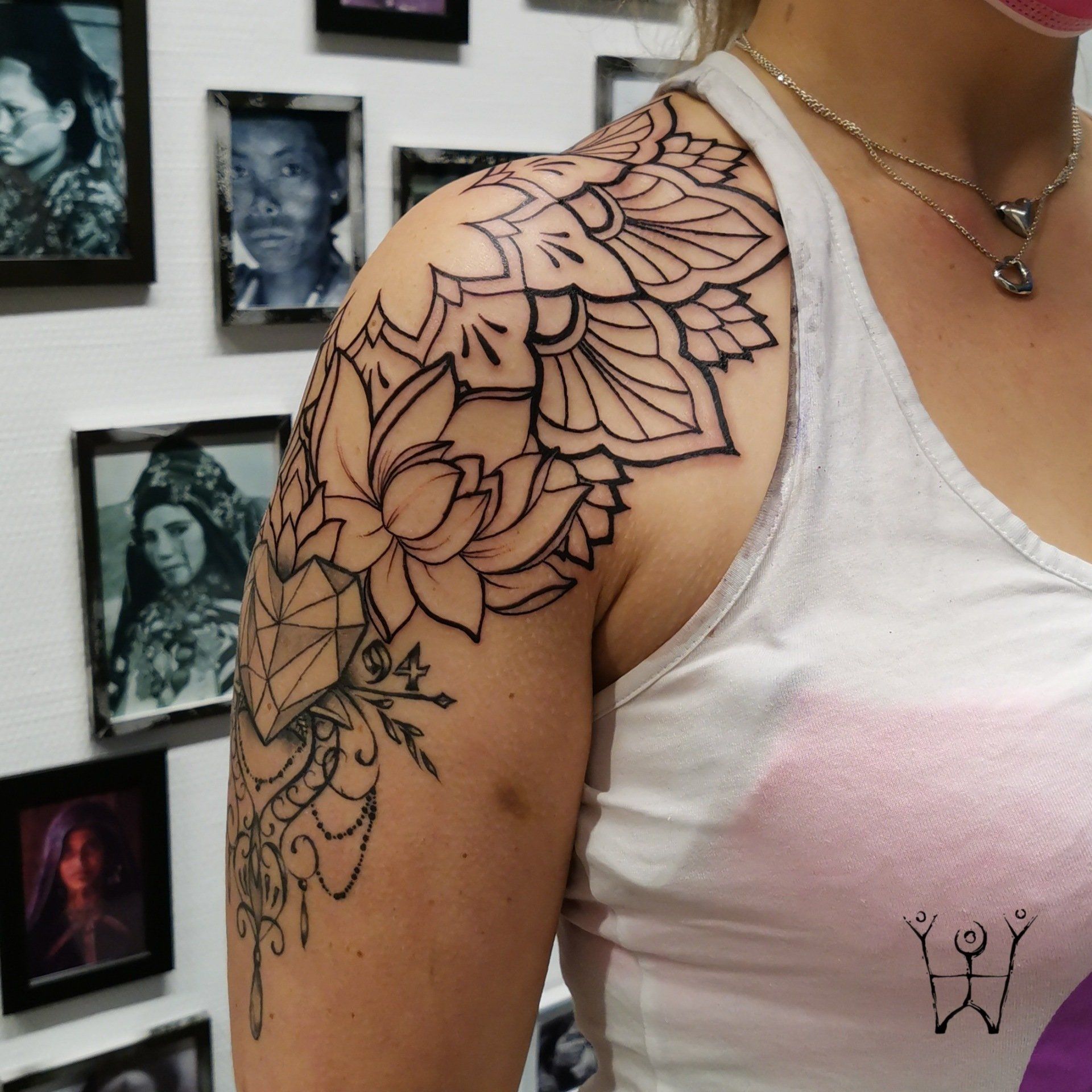 Mandala Linework Flowers Blumen Lotus Dotwork Blackwork Flensburg Tattoostudio Tattoo Schwarze Zeit