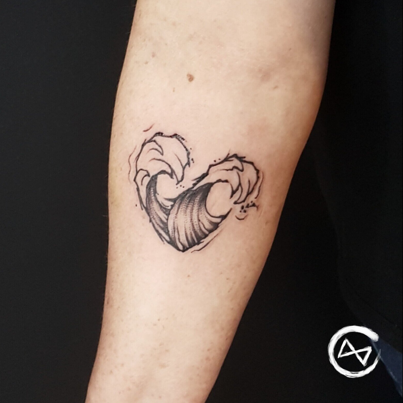 Love the sea Tattoo, Sketchy Waves, Heart Shaped Waves, Sketchy, Sketch, Tattoo Flensburg Studio