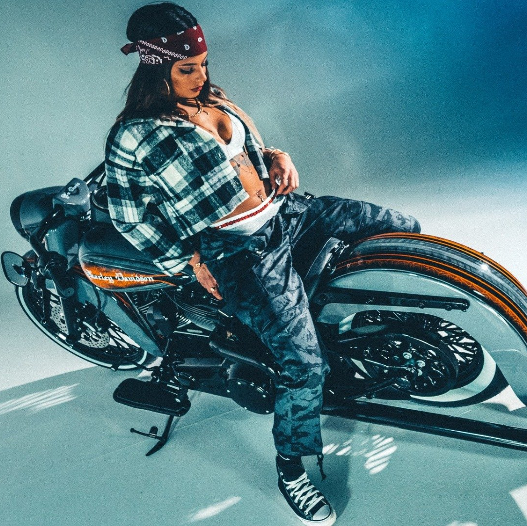 Sexy Frau auf Harley Davidson