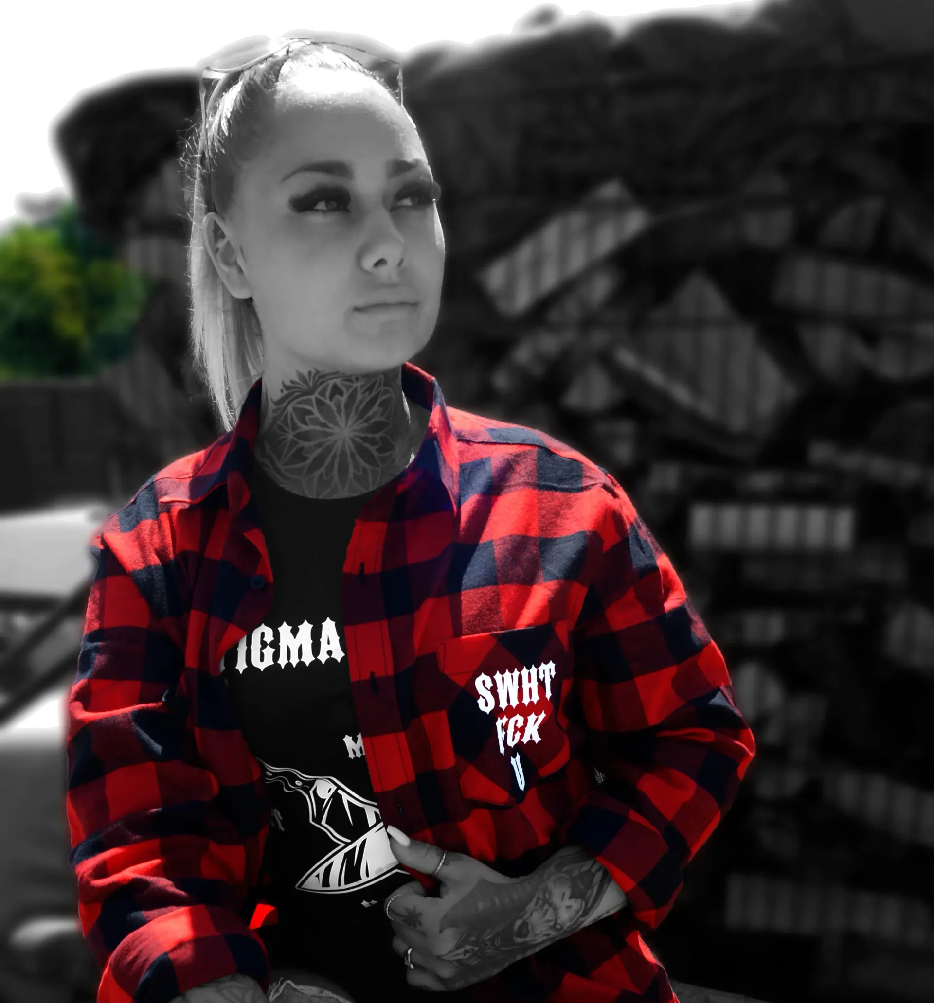 Sexy Frau mit Stigma Company Hemd