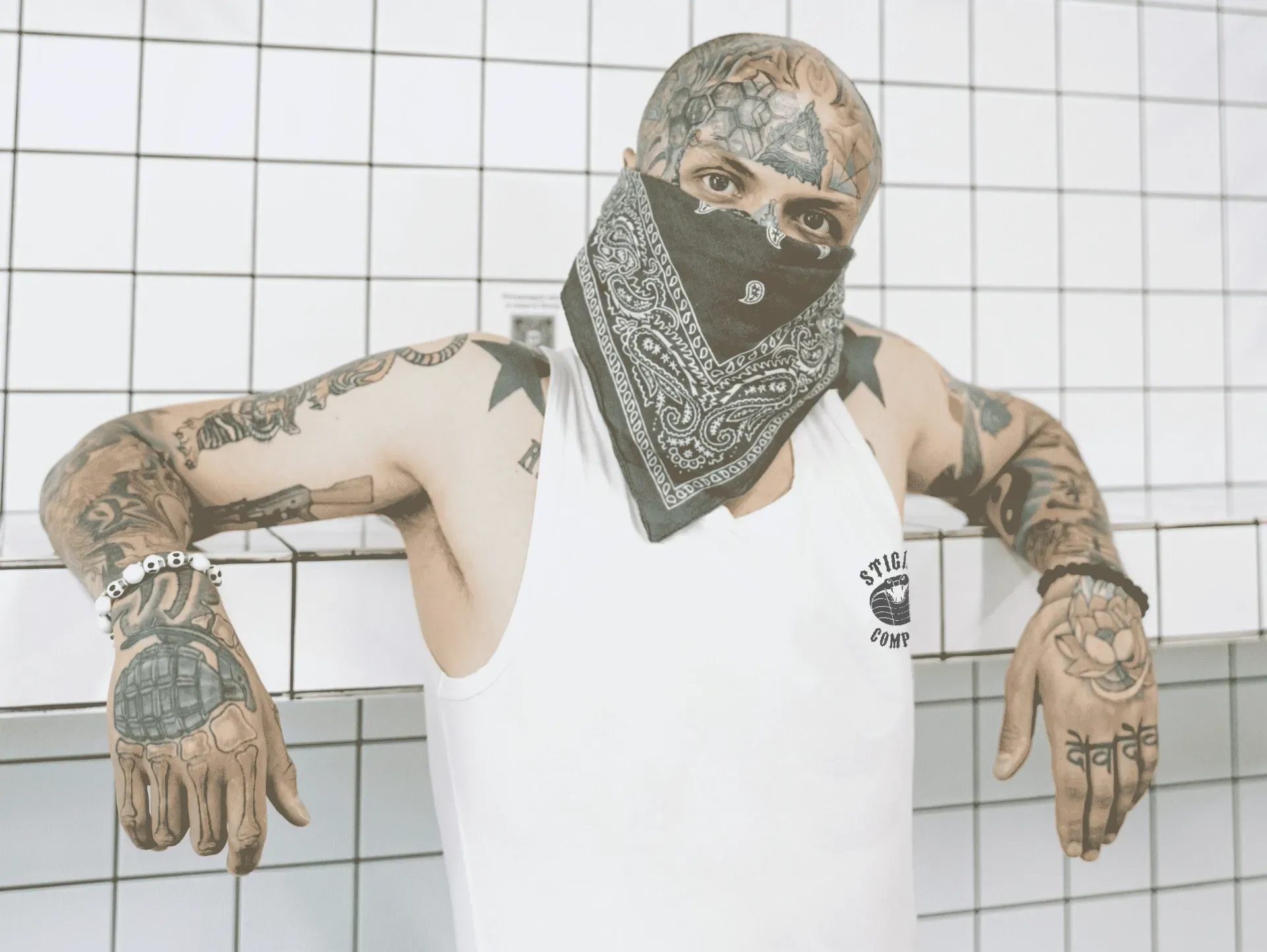 Tätowierter Mann mit Maske