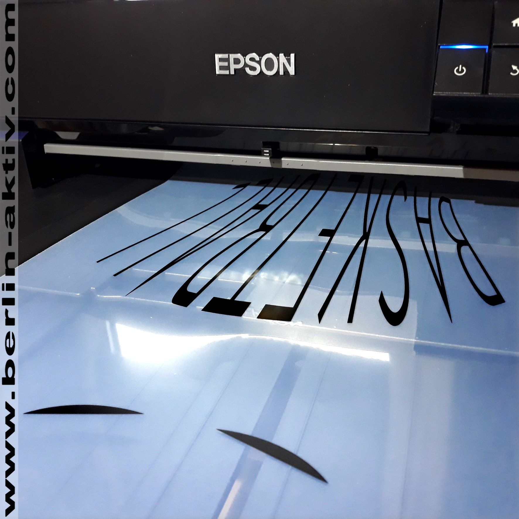 berlin-aktiv.com, Druck Film Herstellung, schwarz matt auf transparentem Film.