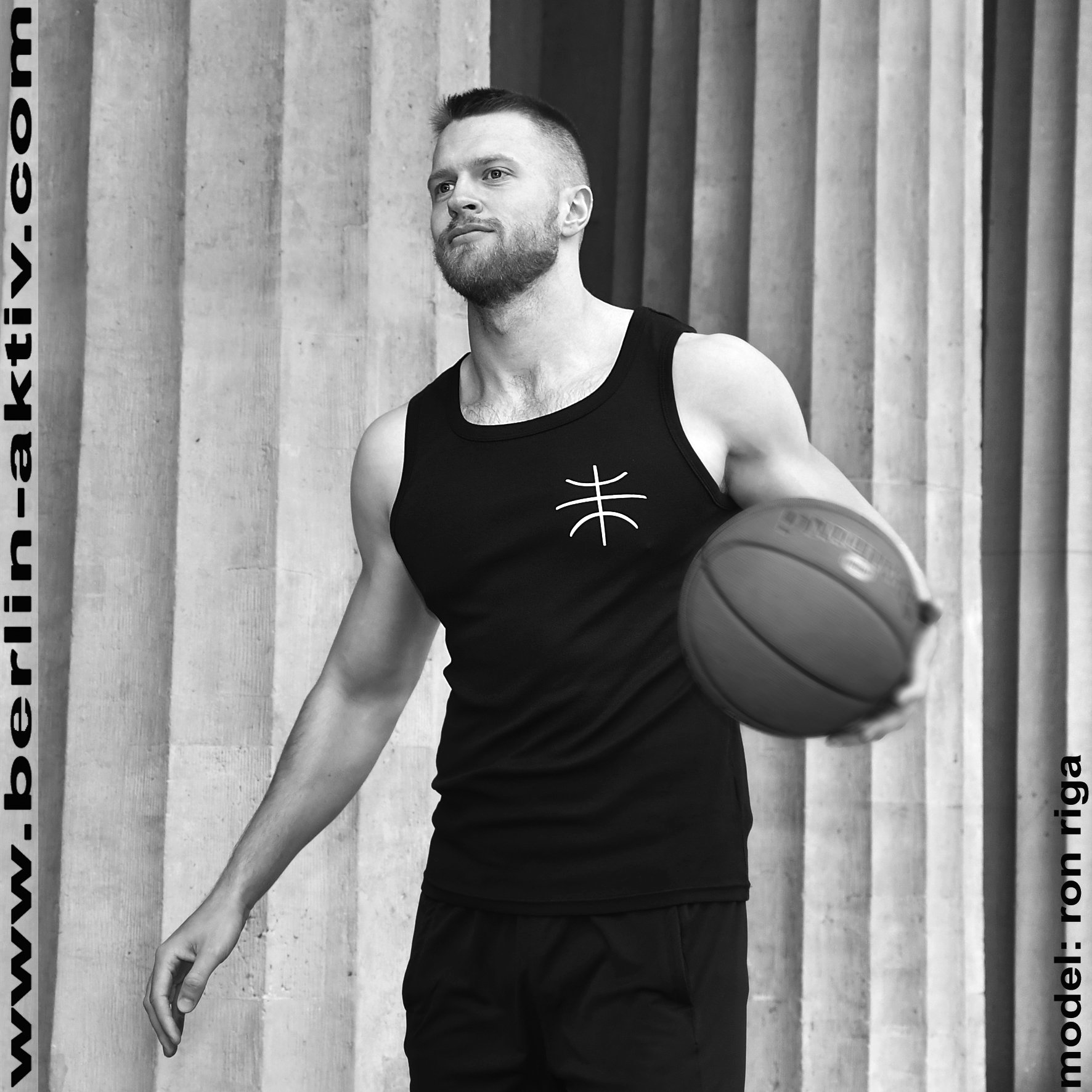 berlin-aktiv.com sleeve-less T-Shirt, schwarz, Biobaumwolle, Druck Design vorne Basketball klein