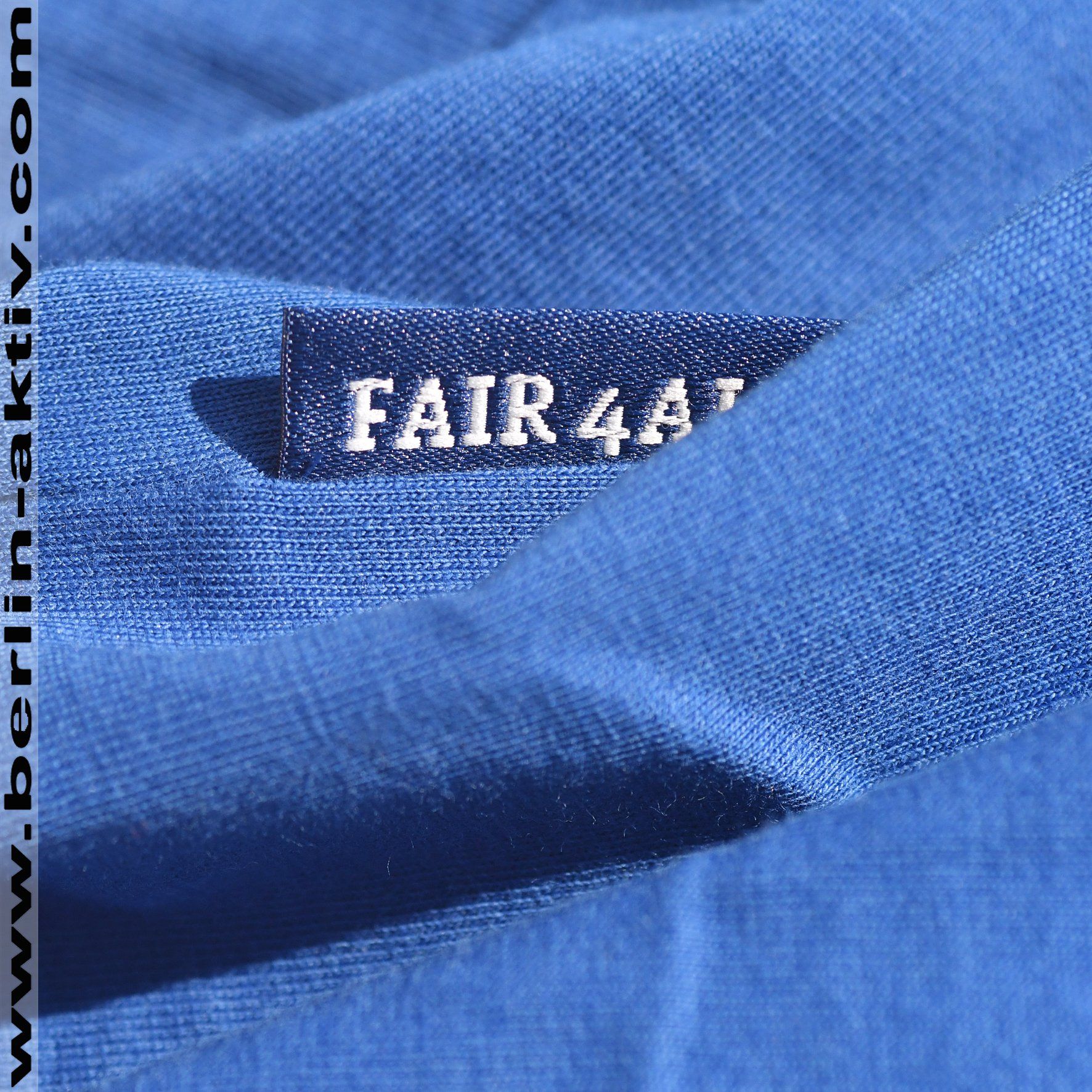 berlin-aktiv.com T-Shirt, V-Kragen blau-royal,  Bio Baumwolle, fair produziert.
