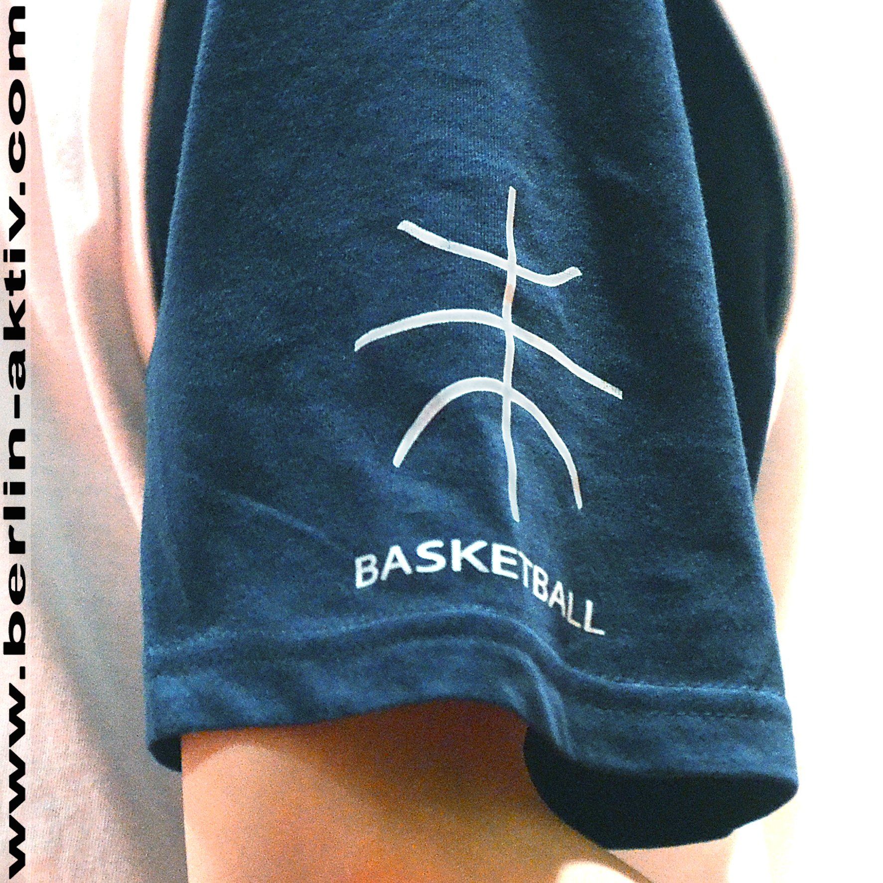 berlin-aktiv.com, T-Shirt, Schulsport, Design Basketball, Siebdruck, Textildruck, Farbe weiß, Textil blau-marine Baumwolle