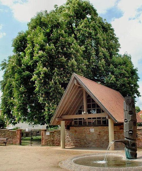 Dorfkapelle und Geschichtsbrunnen Dorfkapelle und Geschichtsbrunnen