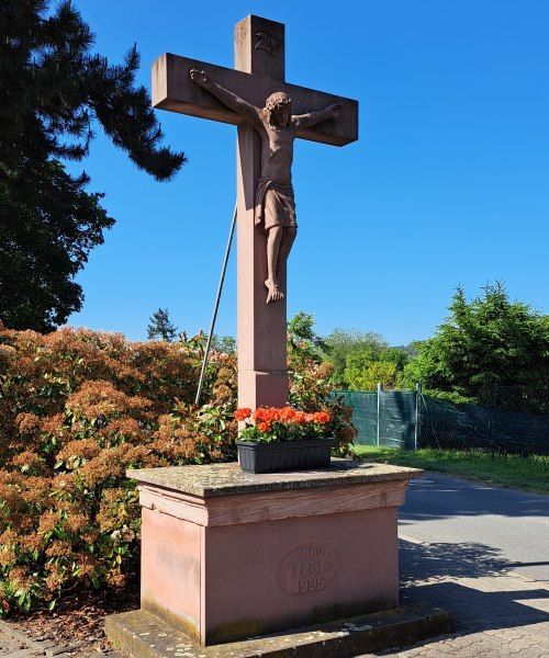 Rotes Sandsteinkreuz aus dem Jahr 1728 Rotes Sandsteinkreuz aus dem Jahr 1728