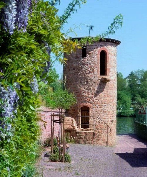 Mittelalterlicher Turm am Main Mittelalterlicher Turm am Main