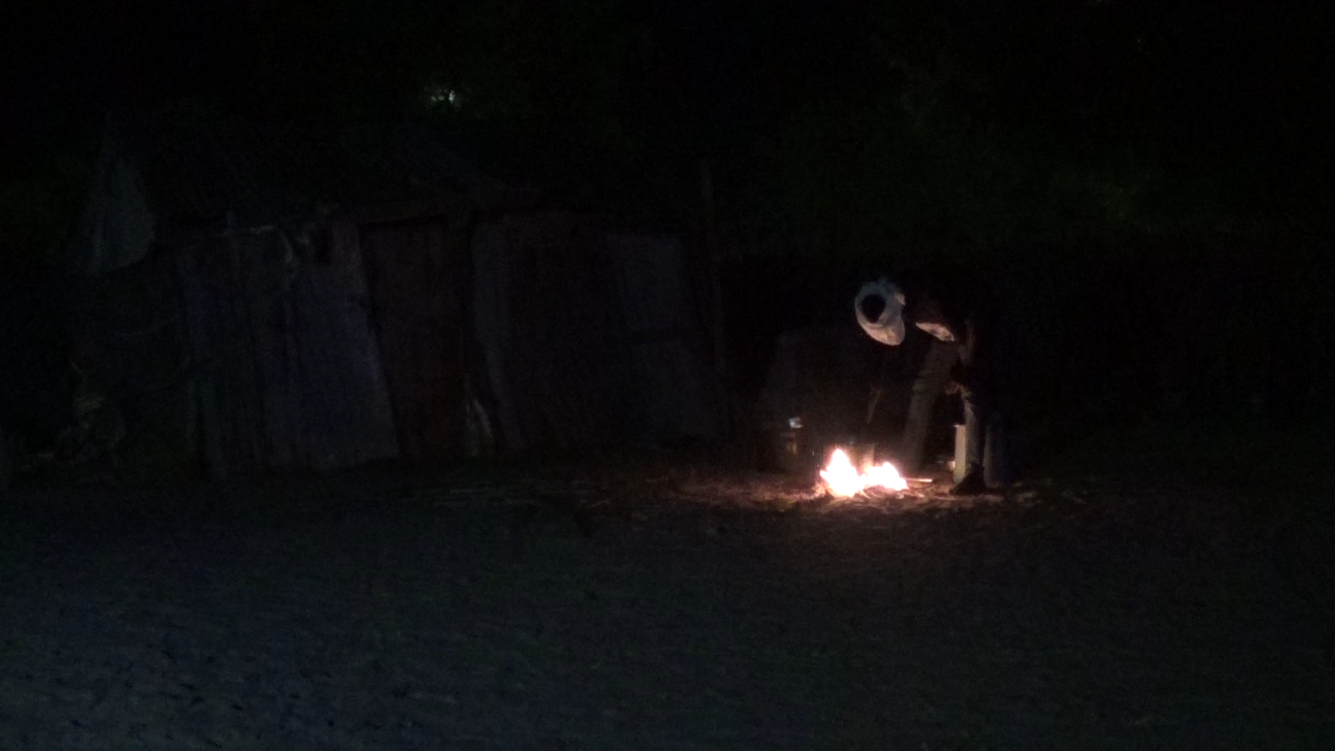 Ibrahim prépare le repas sur un feu de bois à même le sol