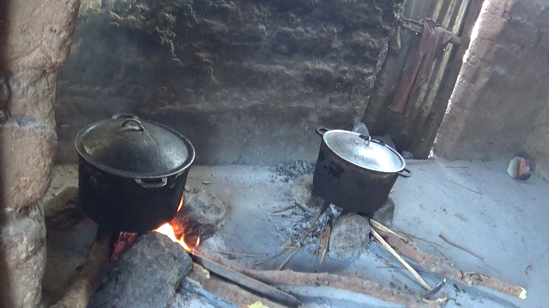 cuisine dans laquelle tout est cuit à même le sol sur un feu de bois