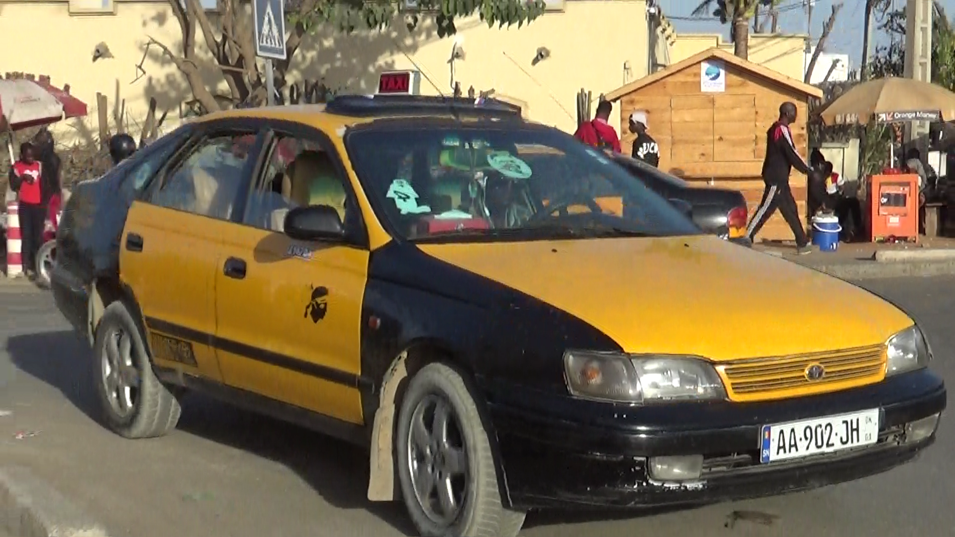 Taxi au couleurs de la ville en bon état